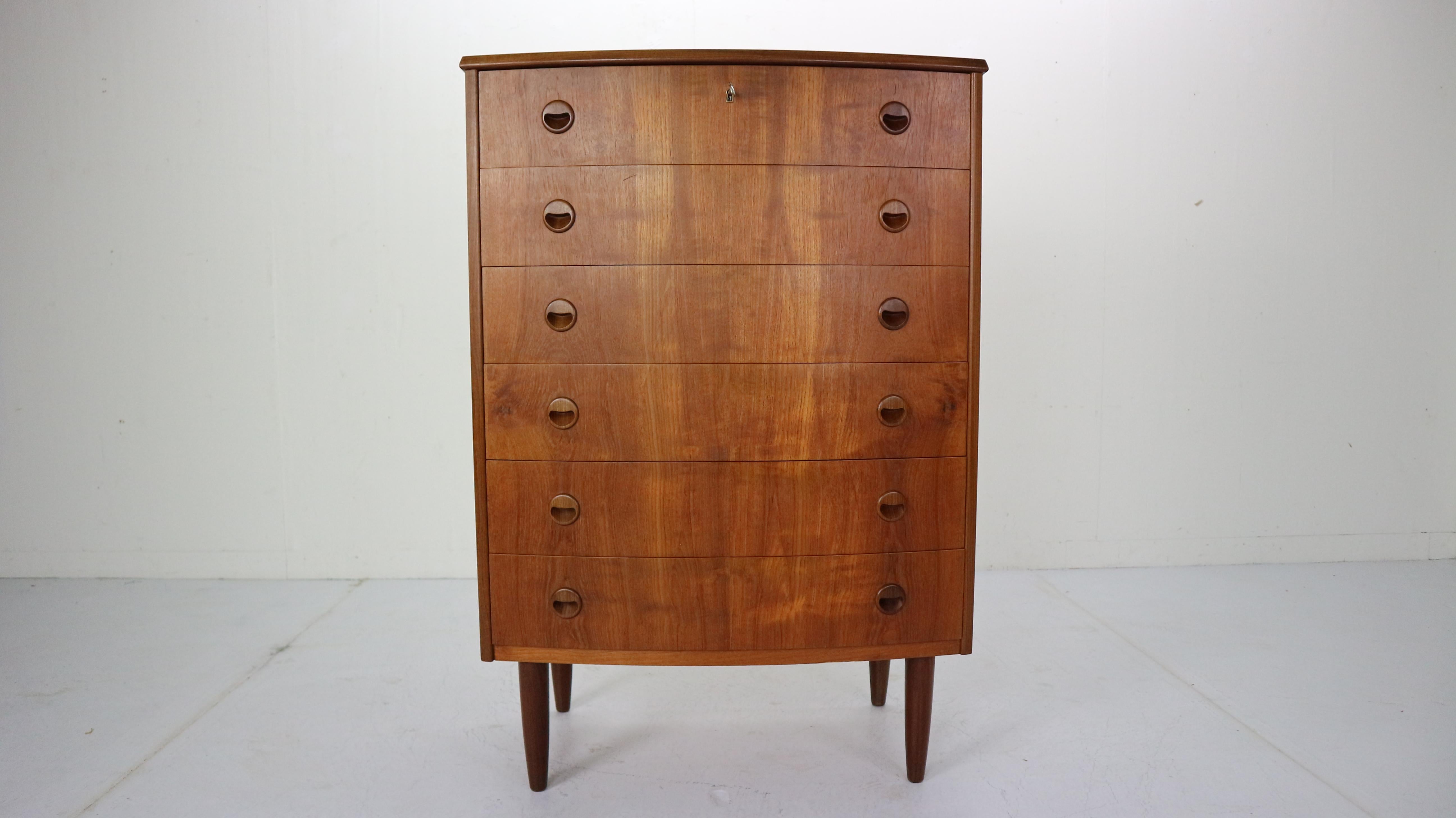 This chest of drawers was designed by Kai Kristiansen and manufactured by Feldballes Møbelfabrik, Denmark in the 1960s.
Made of curved teak wood.
Beautiful and elegant peace has six spacious drawers, original lock and key.
  