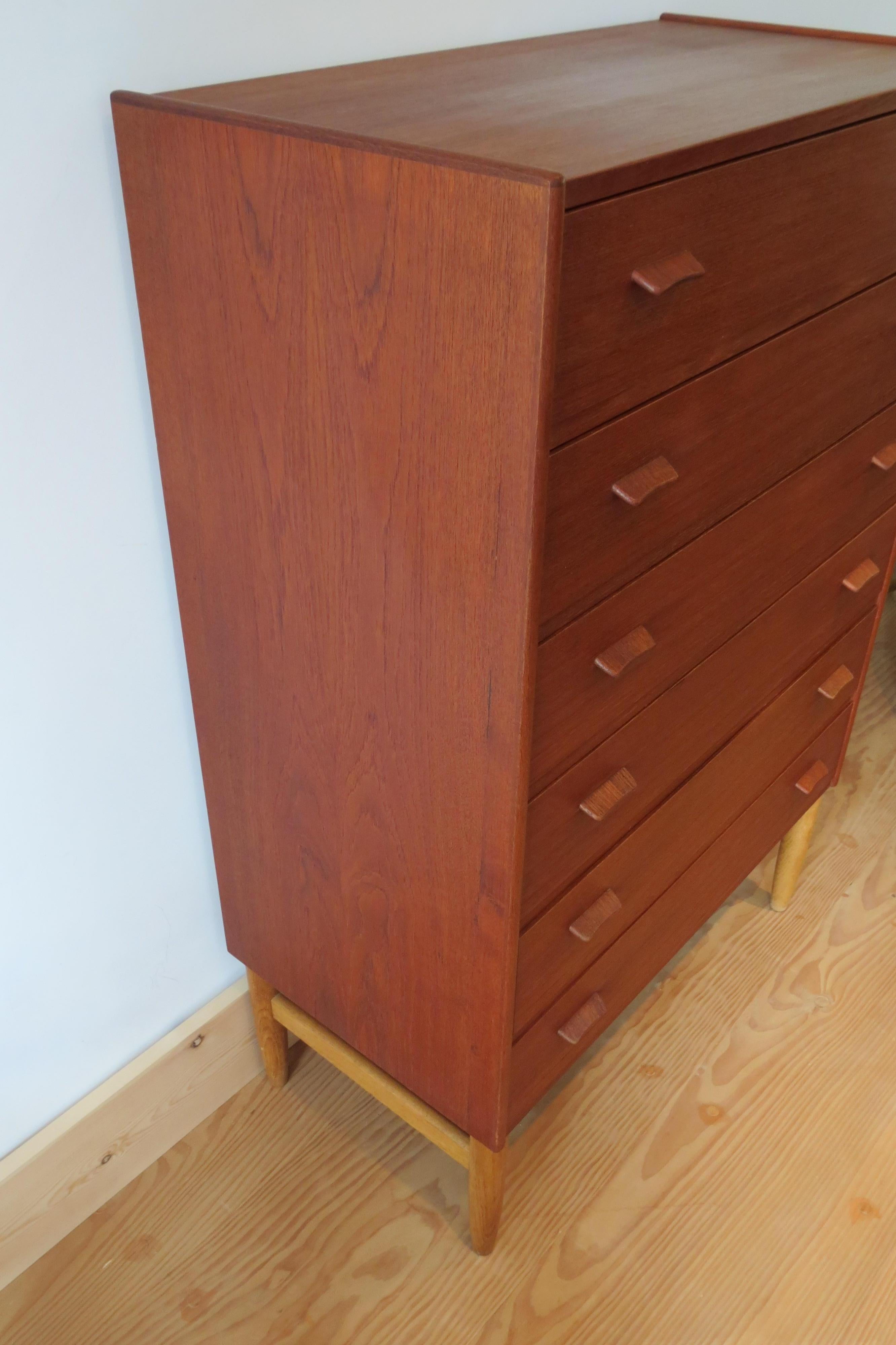Fabulous Teak chest of drawers designed by Poul Volther and manufactured by Munch Slageise, Denmark.
The sides, top and drawer fronts of the cabinet are made from Teak veneer.  It has a solid Oak base and legs, solid Teak handles and solid Beech