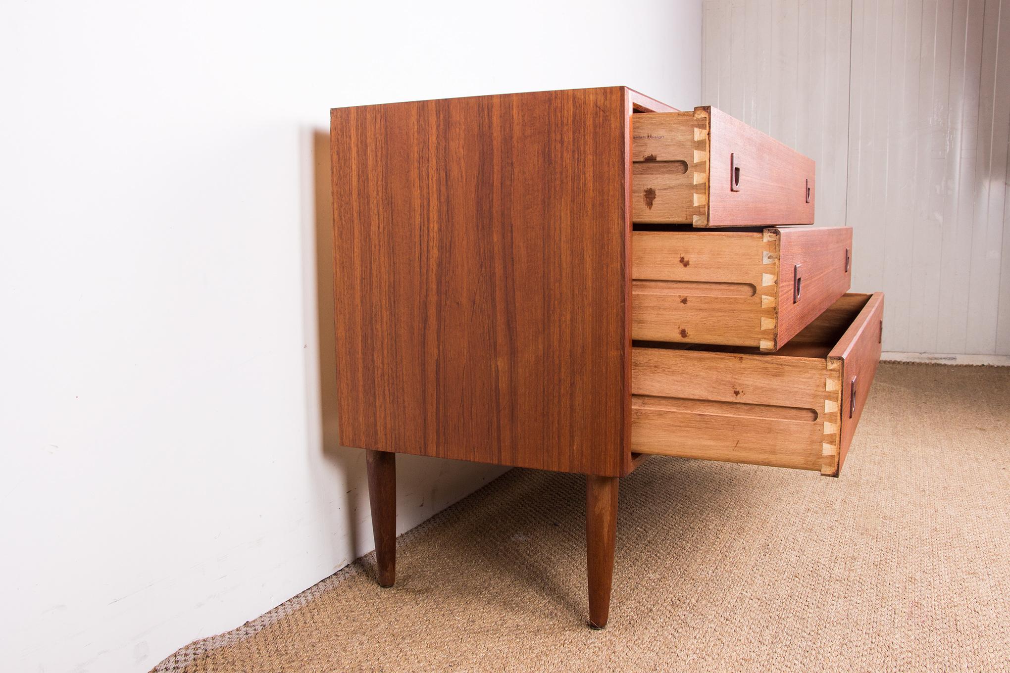 Danish teak chest of drawers or small sideboard, 3 large drawers, 1960. For Sale 4