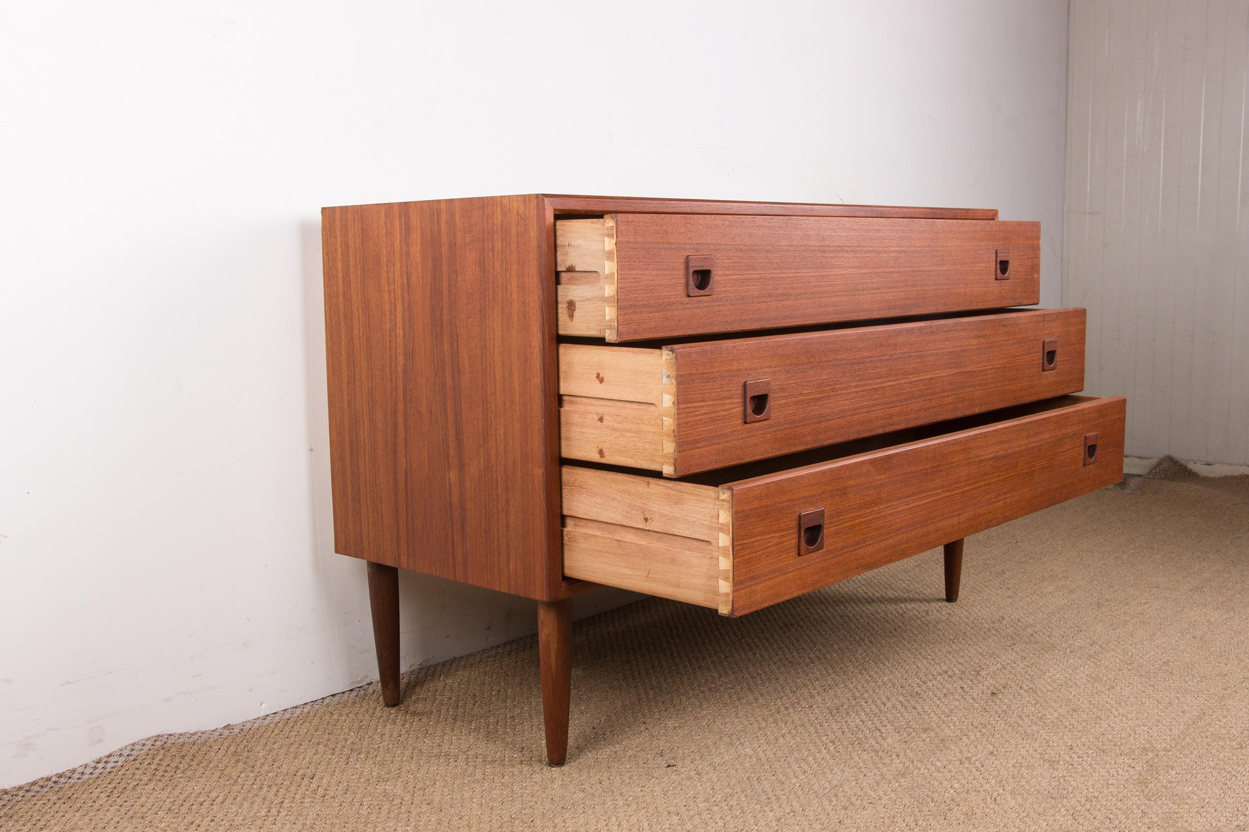 Danish teak chest of drawers or small sideboard, 3 large drawers, 1960. For Sale 6