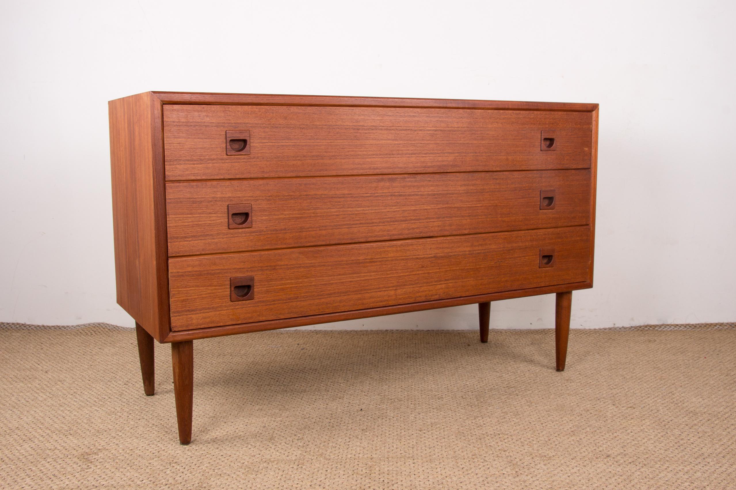 Danish teak chest of drawers or small sideboard, 3 large drawers, 1960. For Sale 7