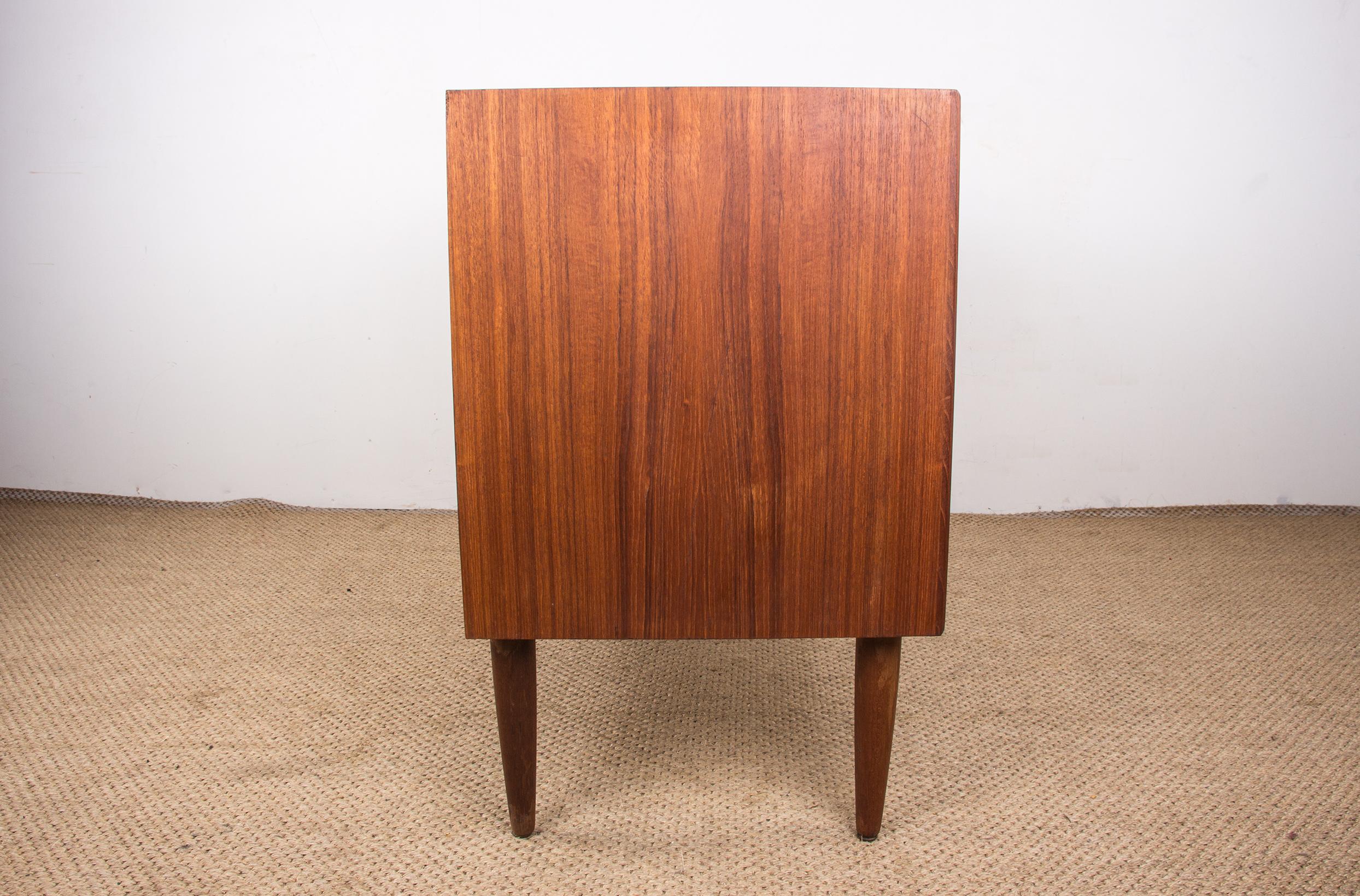 Danish teak chest of drawers or small sideboard, 3 large drawers, 1960. For Sale 8