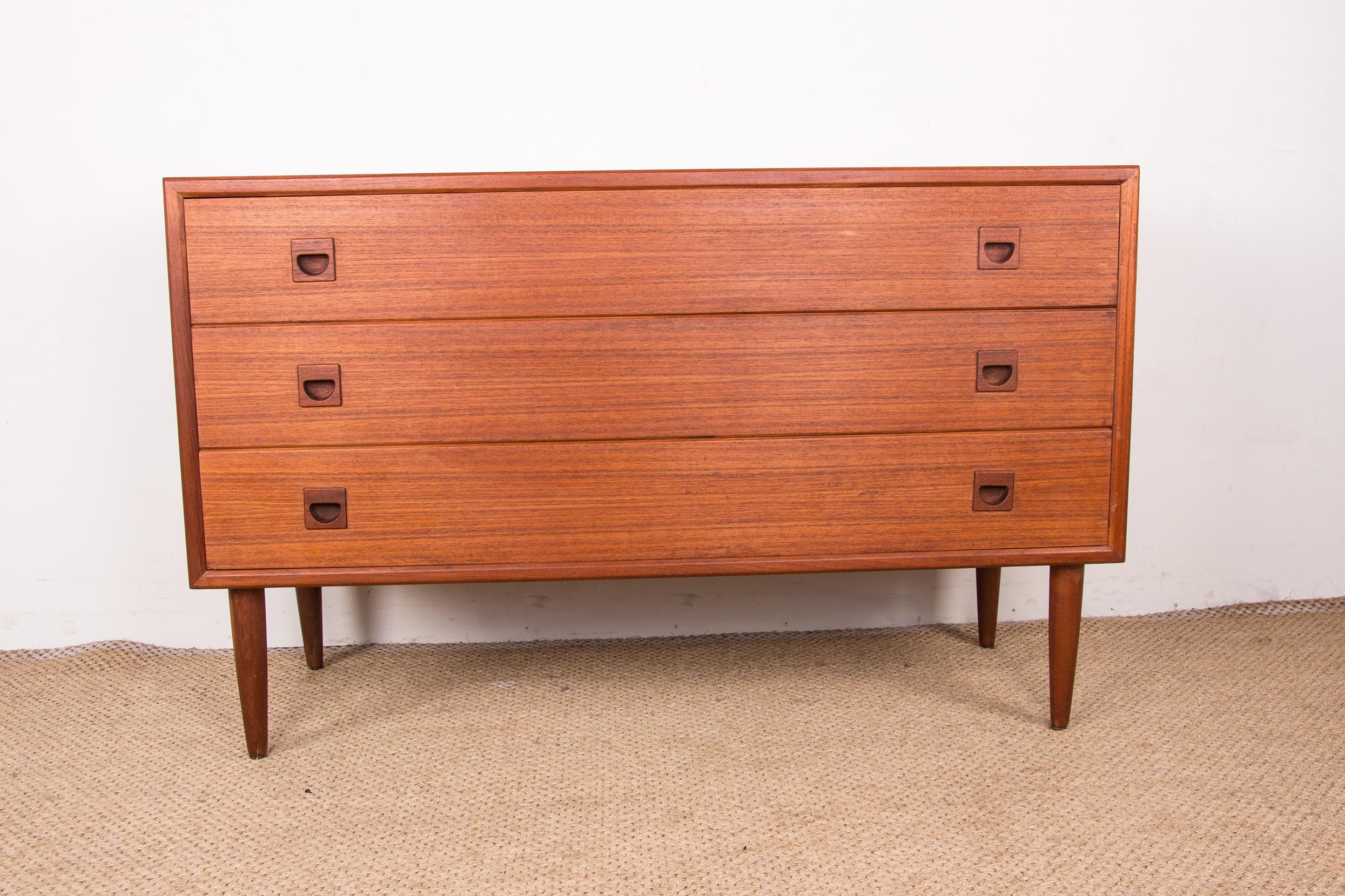 Scandinavian Modern Danish teak chest of drawers or small sideboard, 3 large drawers, 1960. For Sale