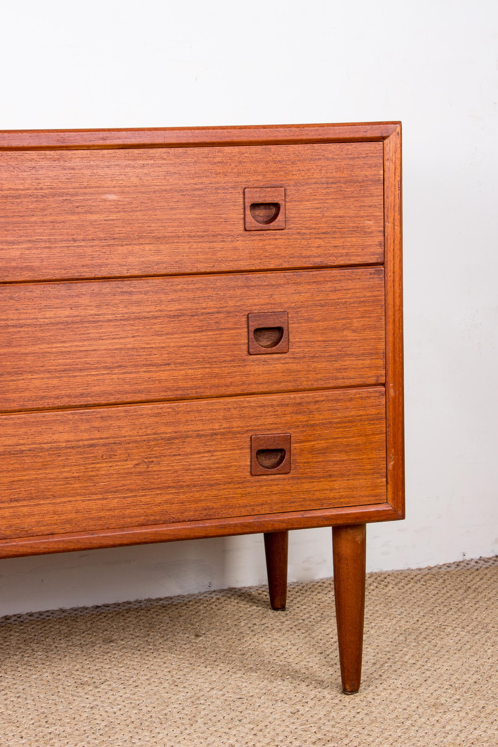 Danish teak chest of drawers or small sideboard, 3 large drawers, 1960. In Excellent Condition For Sale In JOINVILLE-LE-PONT, FR