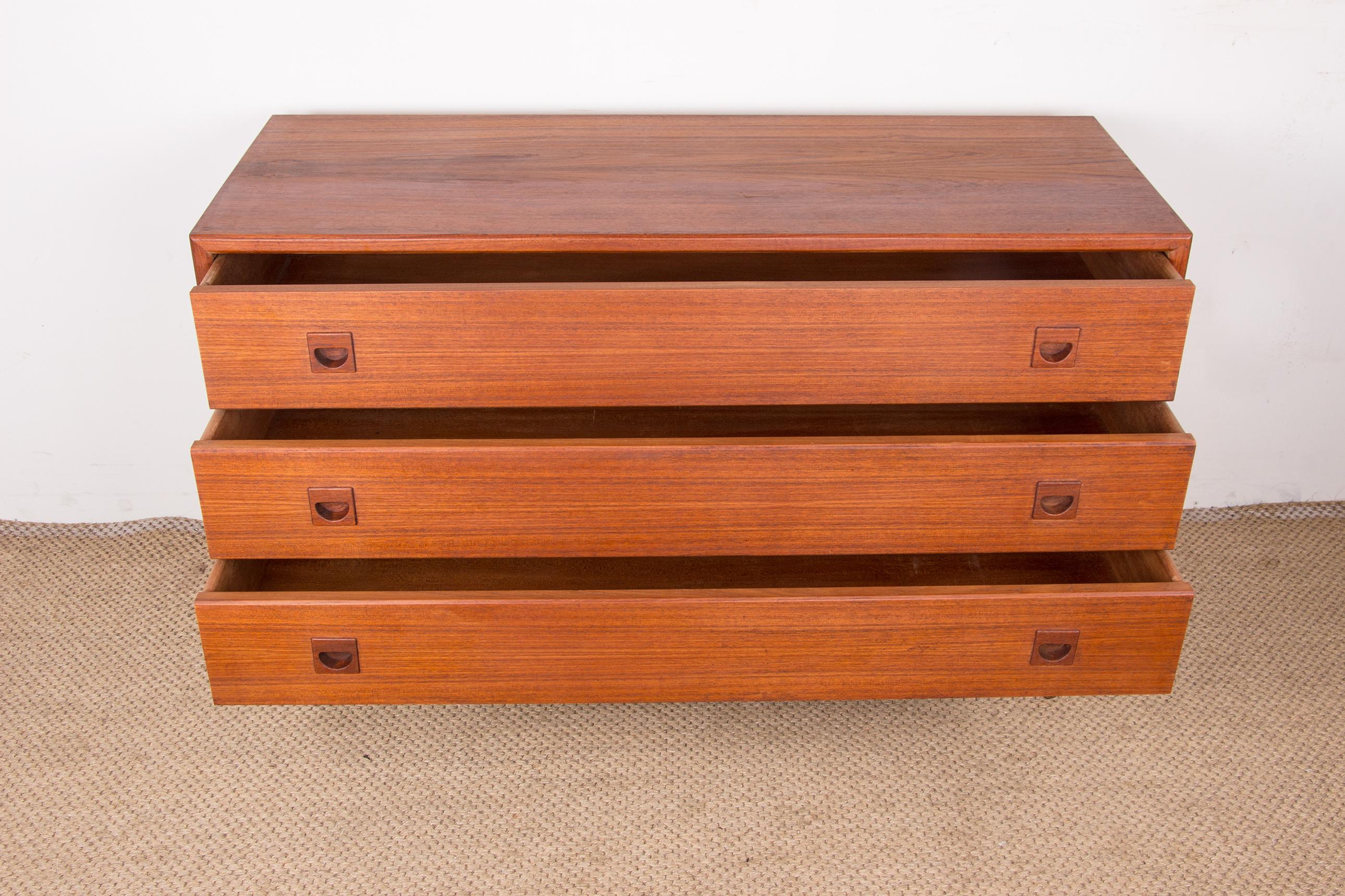 Danish teak chest of drawers or small sideboard, 3 large drawers, 1960. For Sale 2