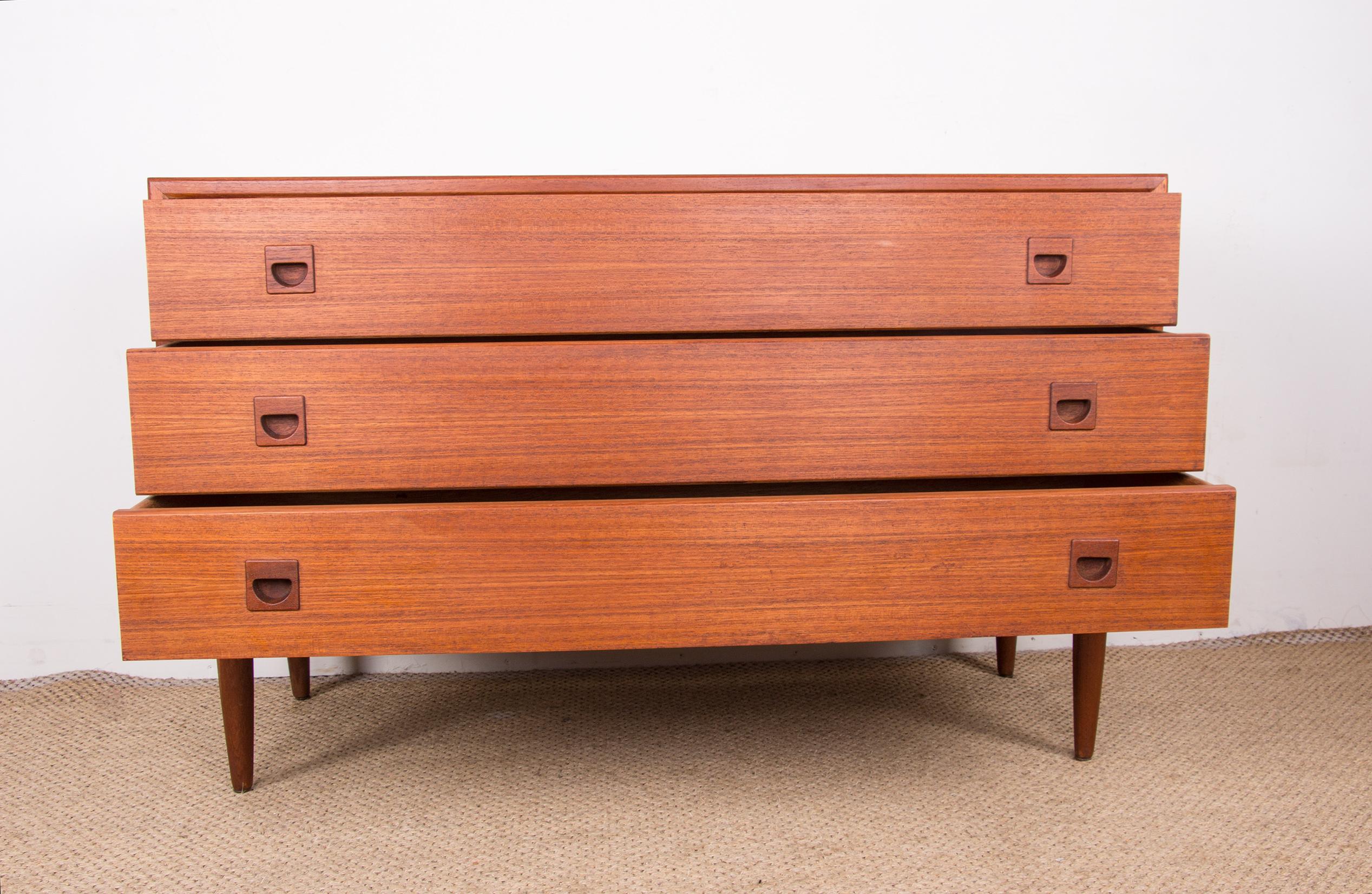 Danish teak chest of drawers or small sideboard, 3 large drawers, 1960. For Sale 3