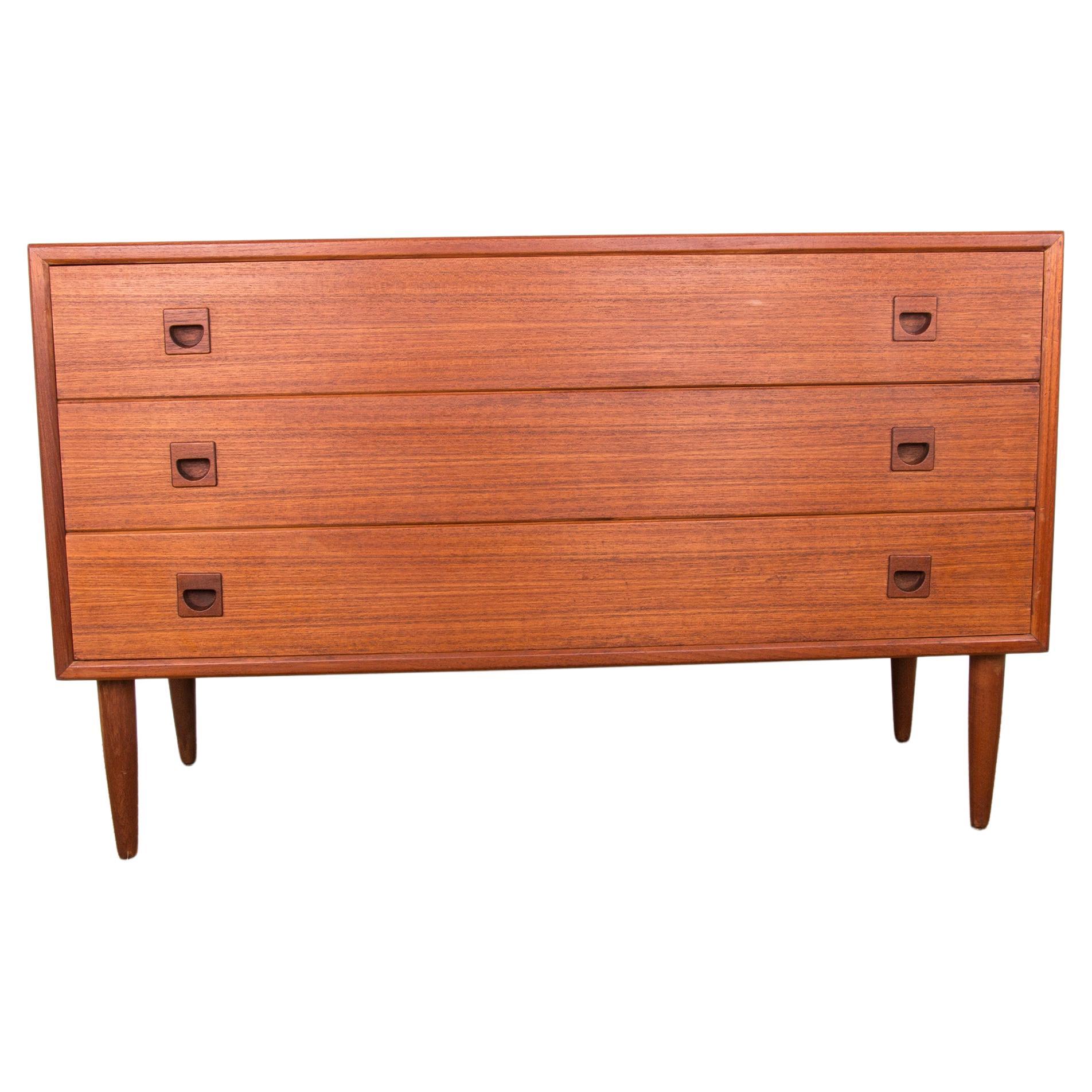 Danish teak chest of drawers or small sideboard, 3 large drawers, 1960. For Sale