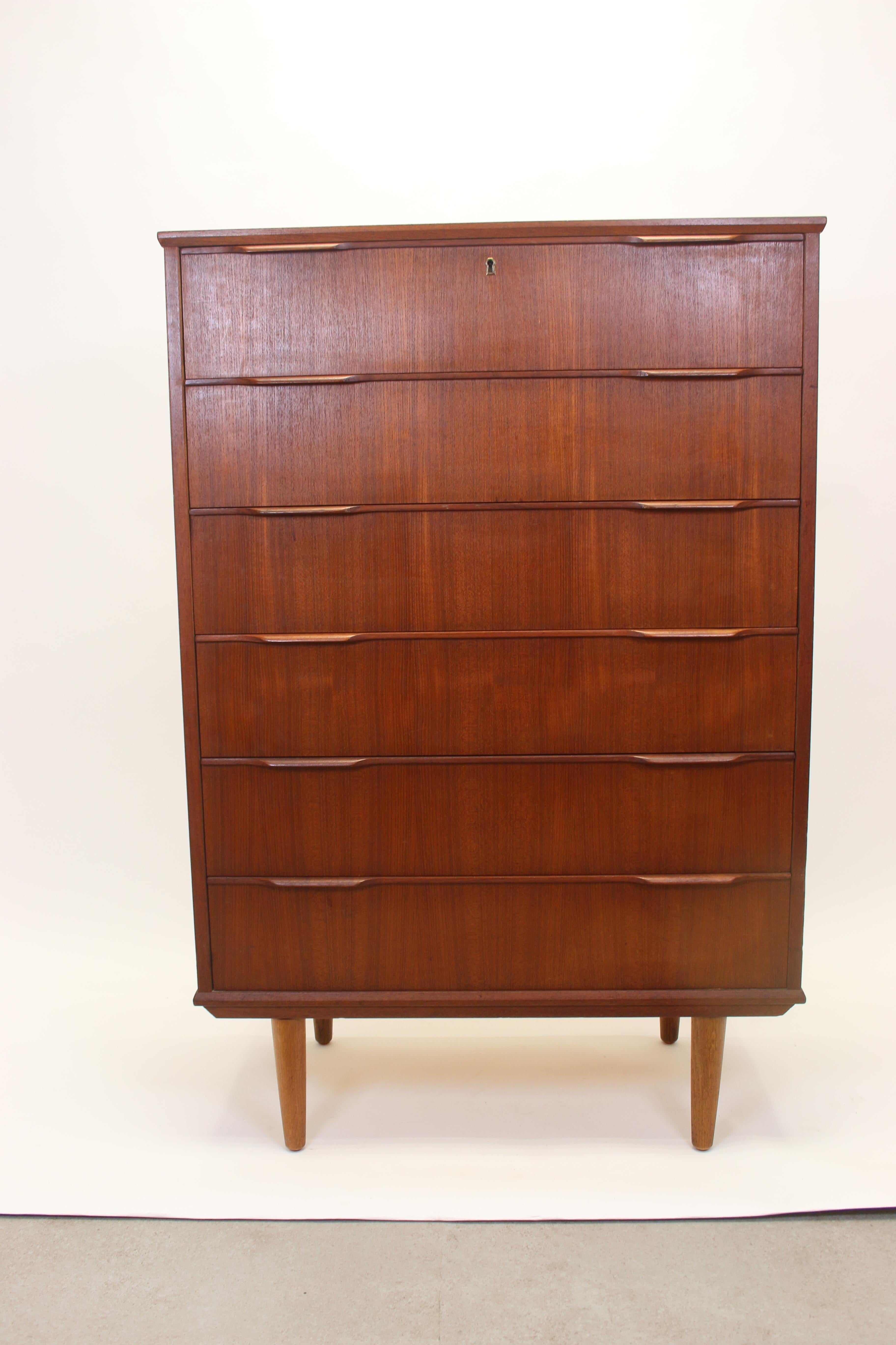 Danish Teak Chest of Drawers with 6 Drawers In Good Condition In Oostrum-Venray, NL