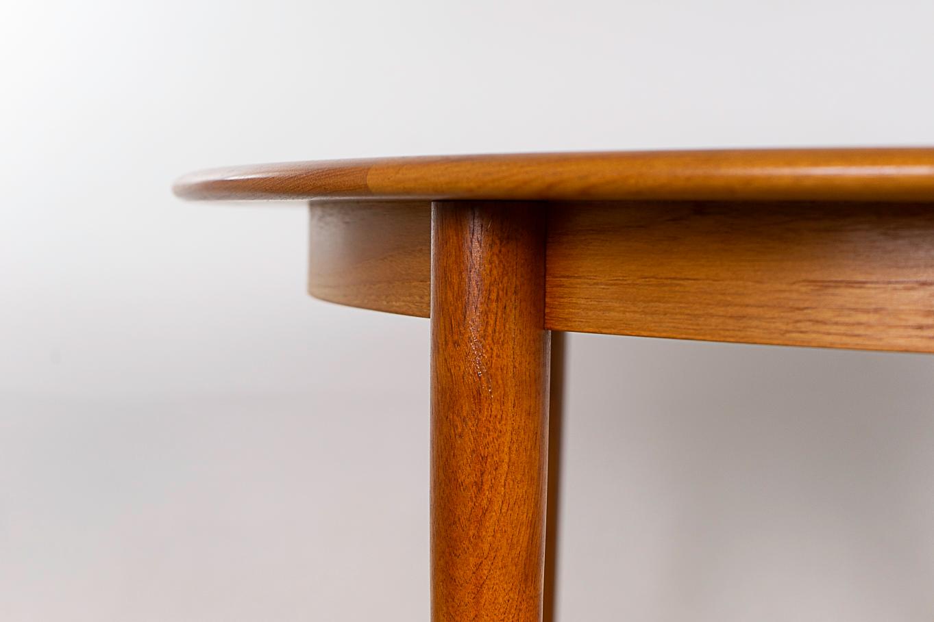 Scandinavian Modern Danish Teak Circular Dining Table For Sale