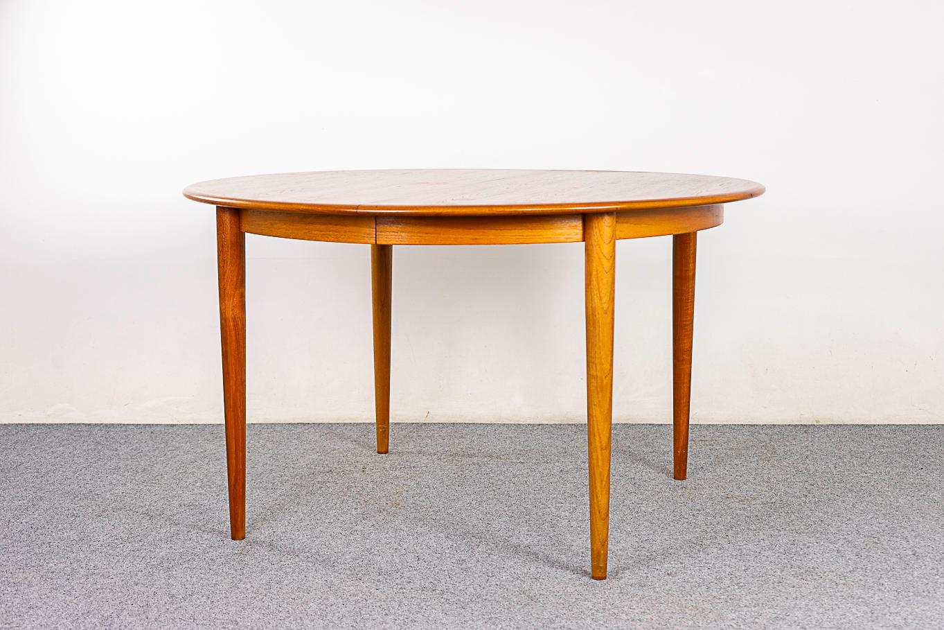 Danish Teak Circular Dining Table In Good Condition For Sale In VANCOUVER, CA