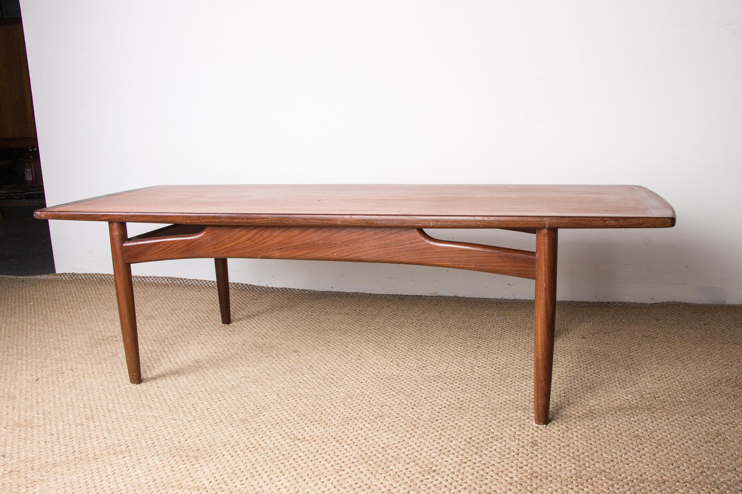Superb large Scandinavian coffee table. Elegant top with rounded corners and aerial legs that give this piece of furniture a very nice look. Stamped HE Mobler Danish Furniture Makers.
