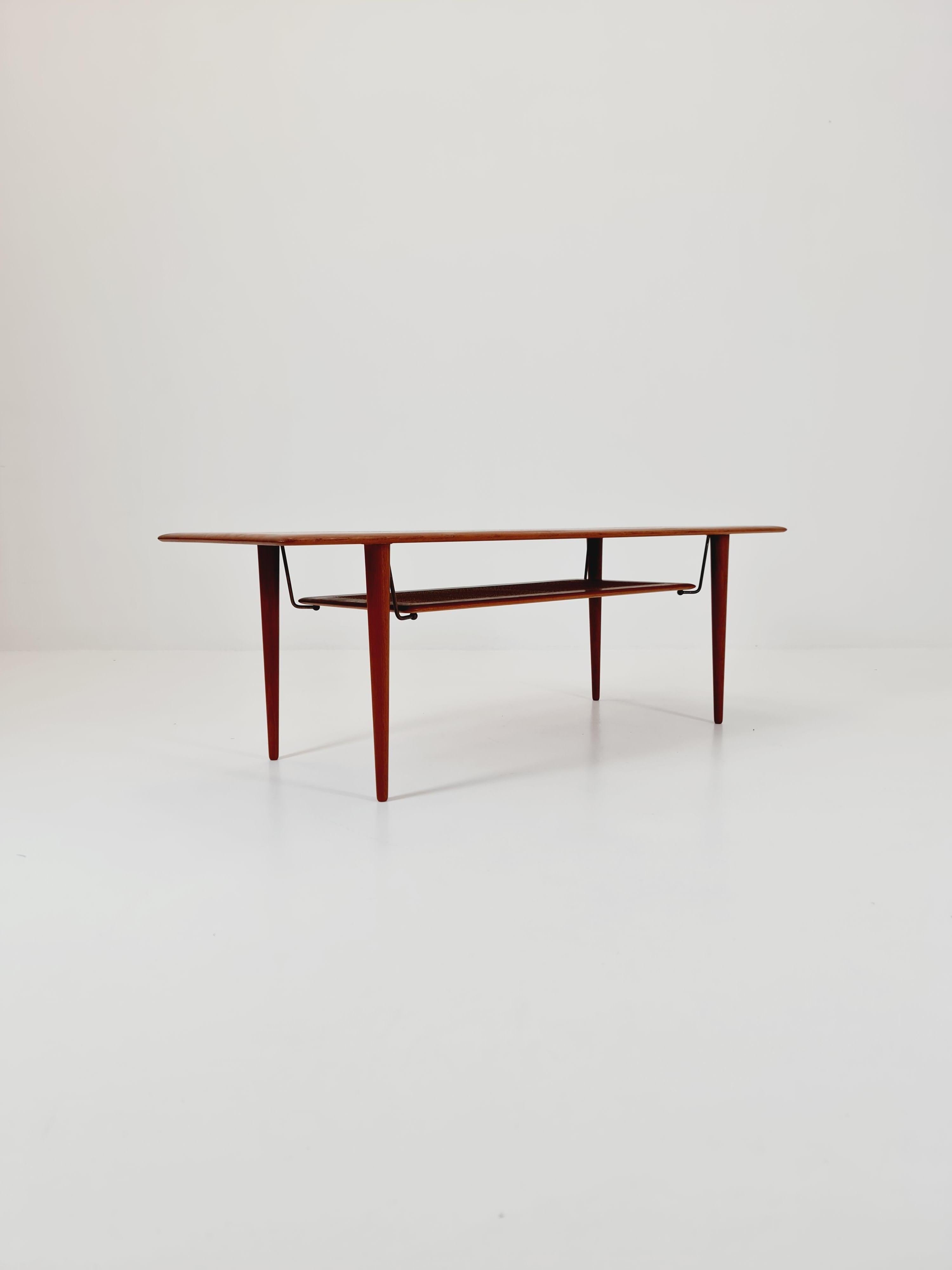Dänischer Couchtisch aus Teakholz von Peter Hvidt &Orla Mølgaard  für Frankreich und Søn , 1960er Jahre

Design-Jahr: 1960s 

Hergestellt in Dänemark von Peter Hvidt &Orla Mølgaard  für Frankreich und Søn

Abmessungen: : 54  T x 147   B x 49  H