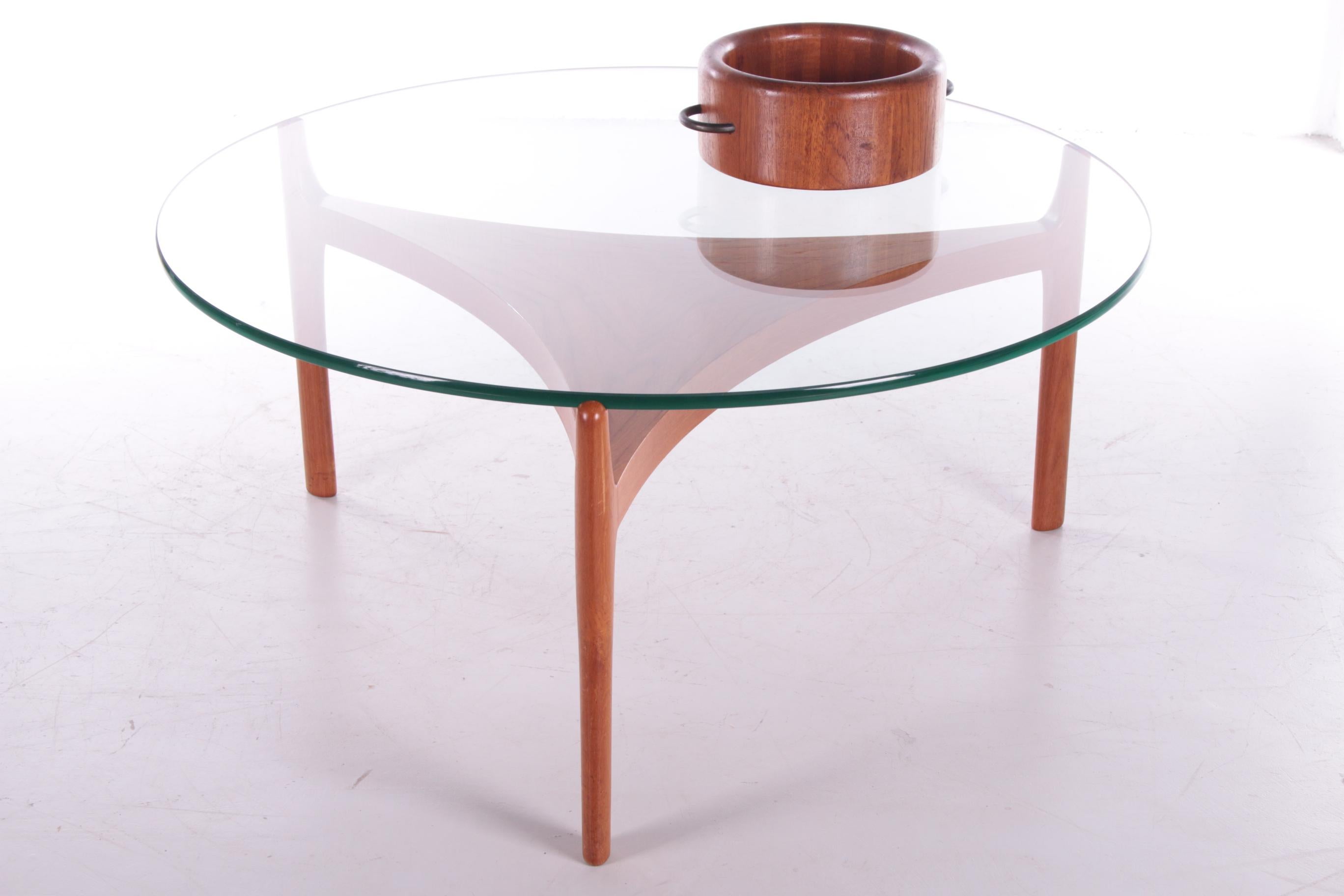 Beautiful teak coffee table designed by Sven Ellekaer for Christian Linneberg Mobelfabrik, Denmark in 1960.

The elegant base is made of bent teak with a thick glass top. The combination of the two materials gives the table a simple and organic