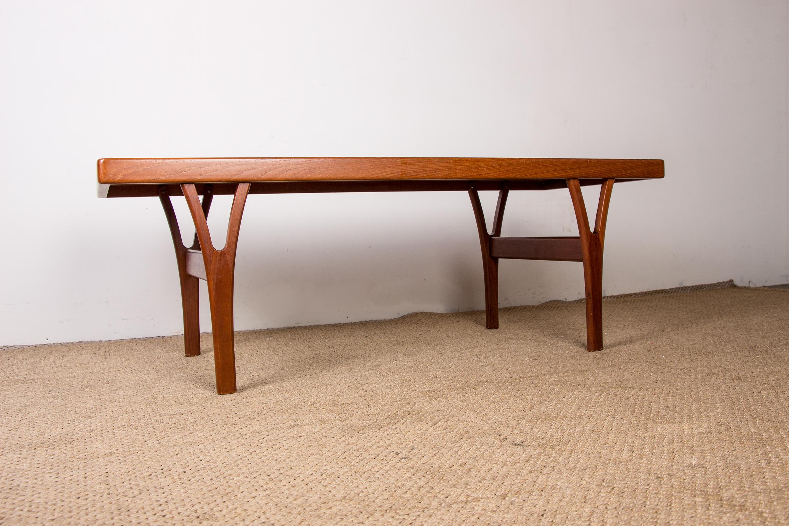 Beautiful Scandinavian coffee table, with its double Y base connected by spacers, it offers an elegant and very sober design. Very good build quality.
