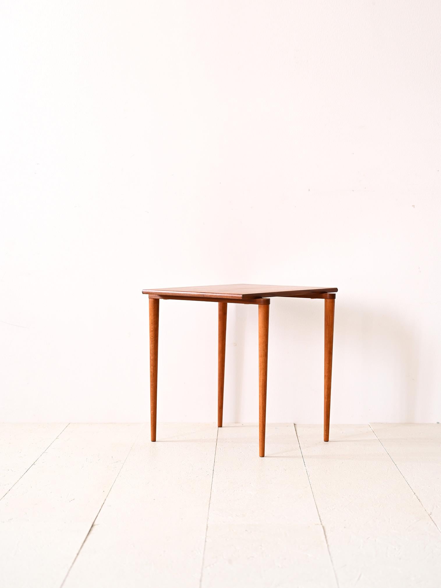 Table basse vintage des années 1960.

Un meuble antique moderne qui se distingue par la présence de longs pieds coniques et dont la base est en saillie par rapport au plateau de la table. Cette apparence originale renvoie aux formes organiques
