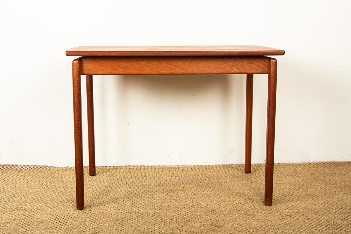 Bezaubernder skandinavischer Couchtisch. Sehr raffinierte, luftige Basis. Elegantes Design, wunderschön verarbeitetes Möbelstück, das im Design Museum Denmark aufgeführt ist. Lässt sich für einen kostengünstigen Versand leicht