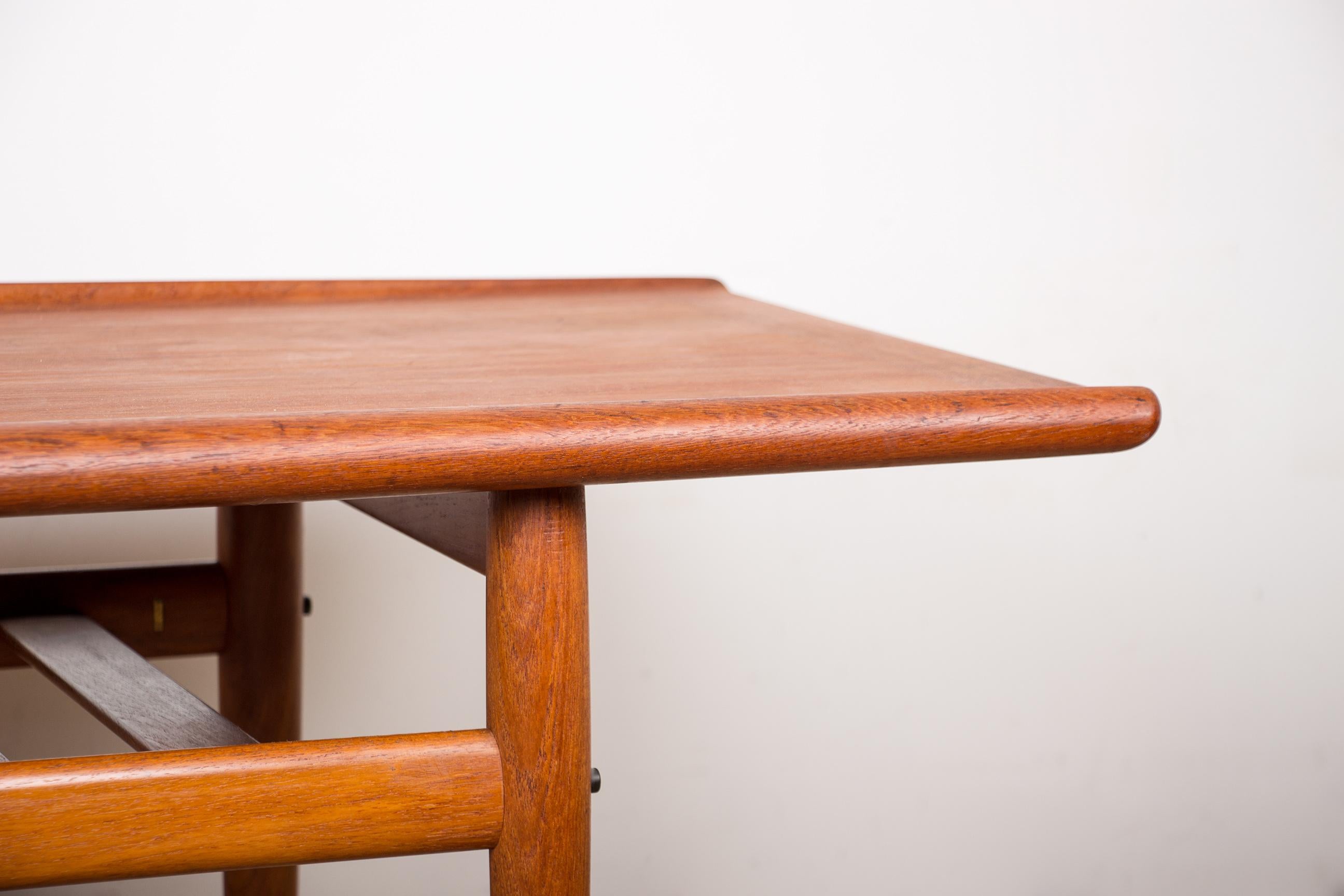 Belle table basse scandinave, un porte-documents en dessous et un grand plateau très élégant avec ses bords légèrement incurvés et ses discrètes incrustations de laiton. Meubles répertoriés sur le site du Design Museum Denmark sous le numéro