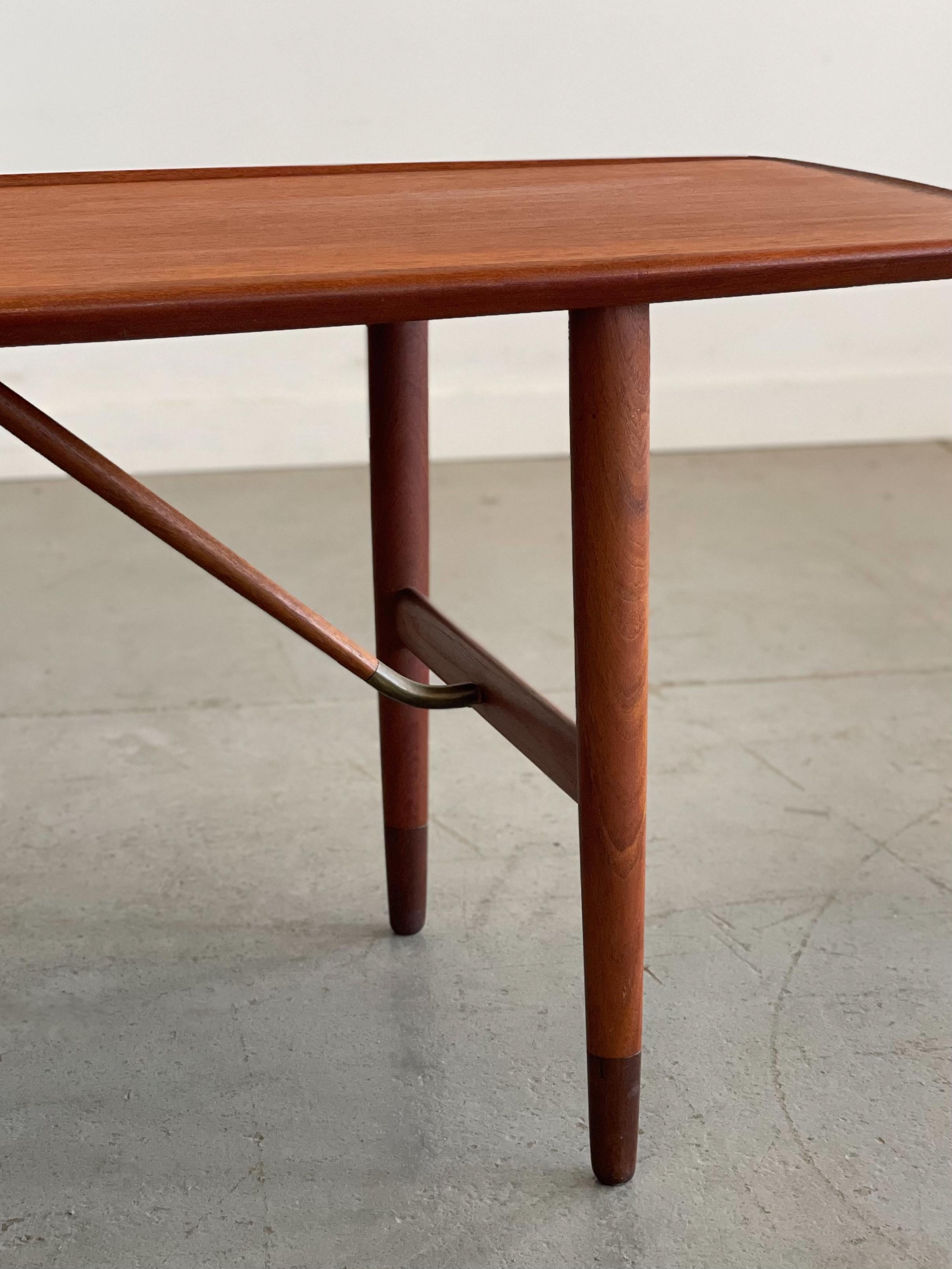 Scandinave moderne Table basse danoise en teck avec détails en laiton en vente