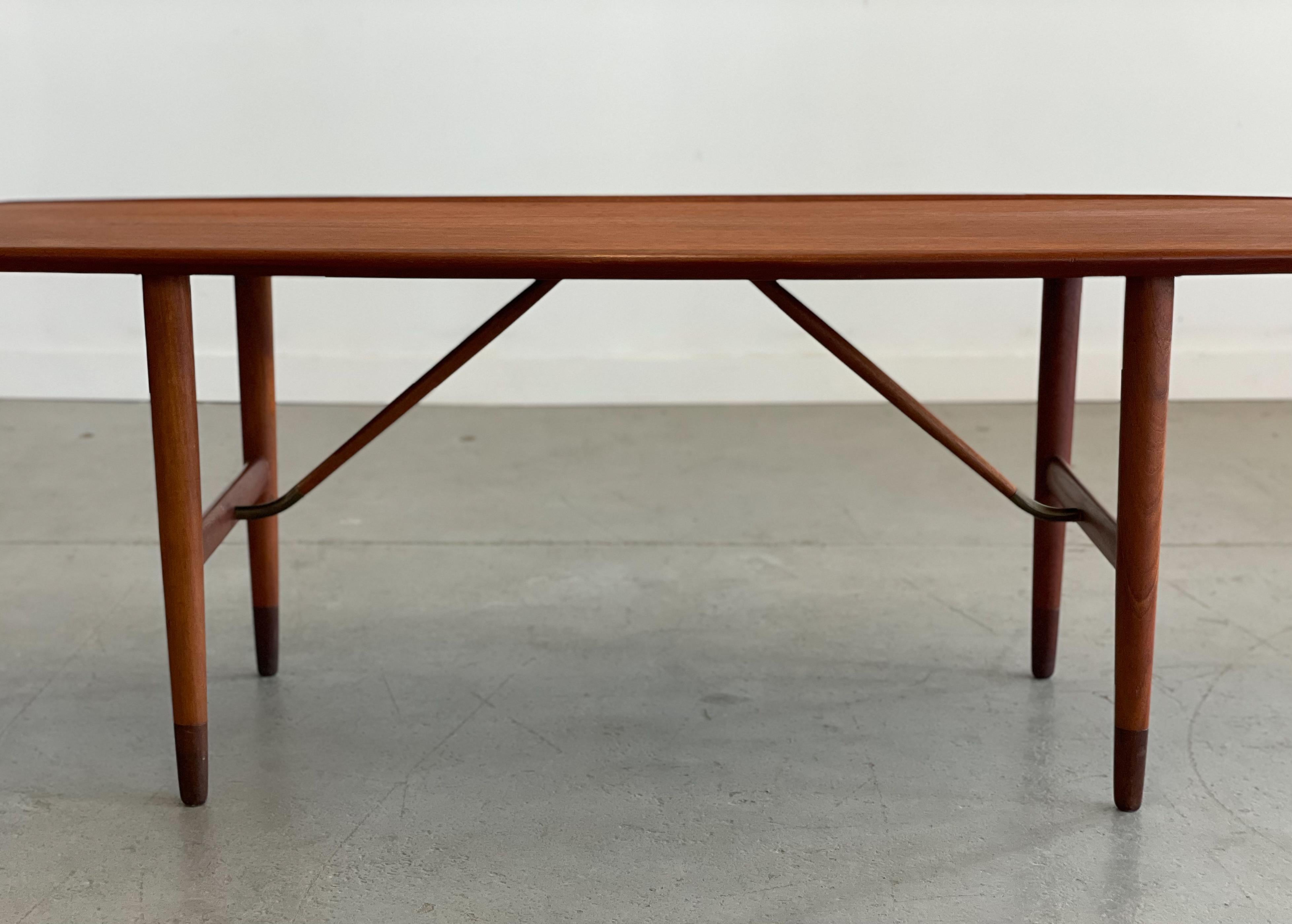 Danois Table basse danoise en teck avec détails en laiton en vente