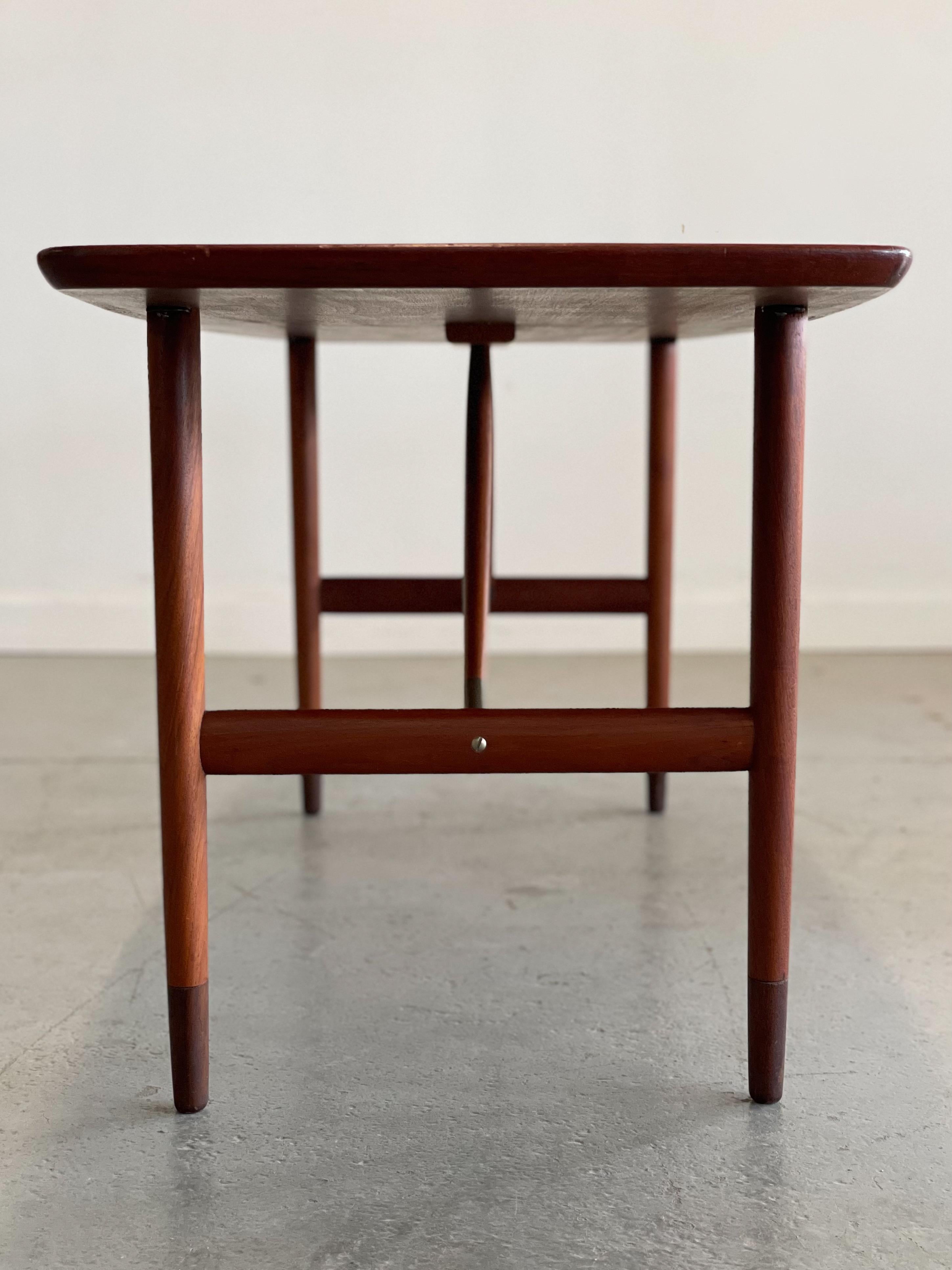 Travail du bois Table basse danoise en teck avec détails en laiton en vente