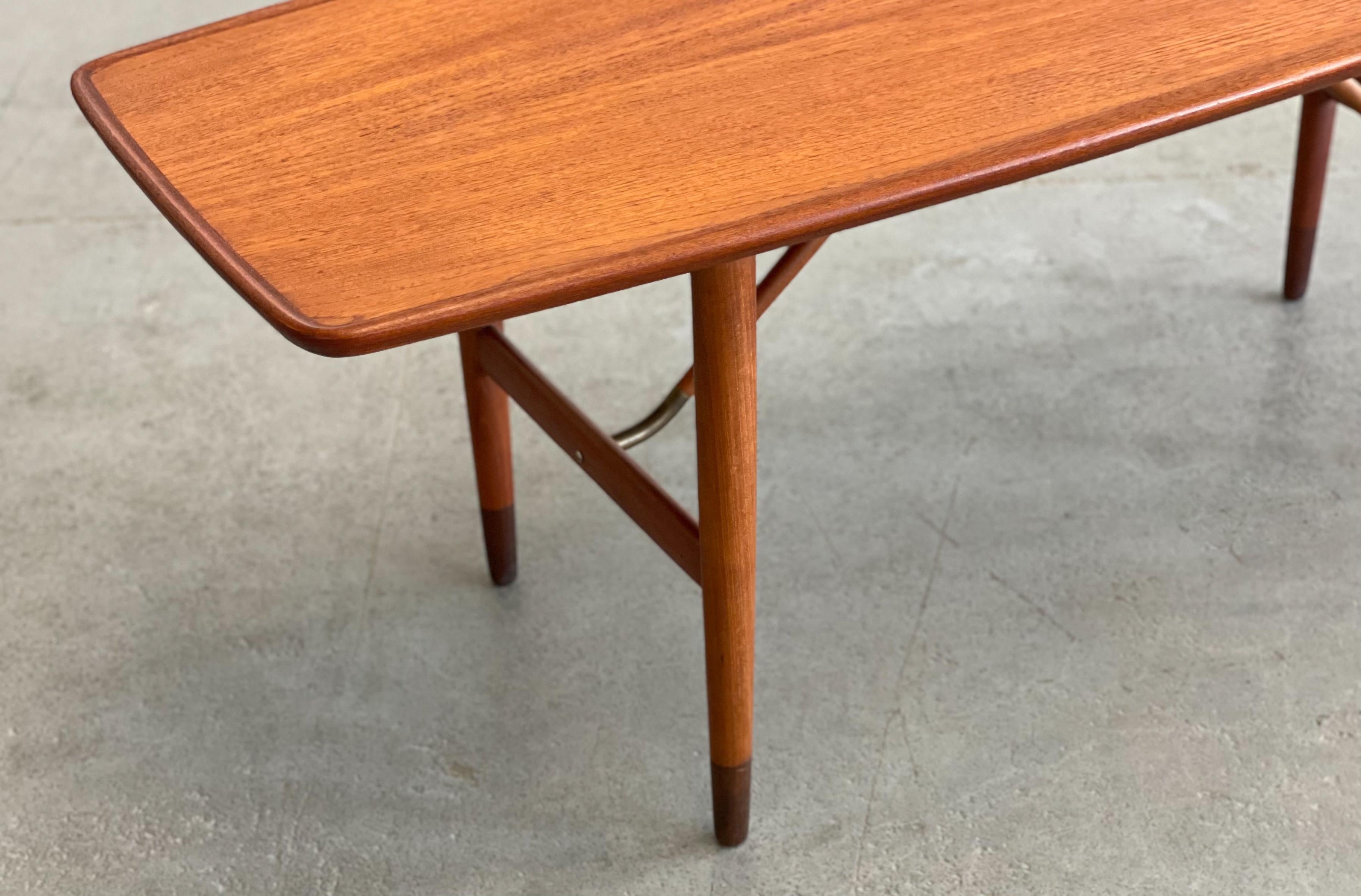 Table basse danoise en teck avec détails en laiton Bon état - En vente à Winnipeg, MB