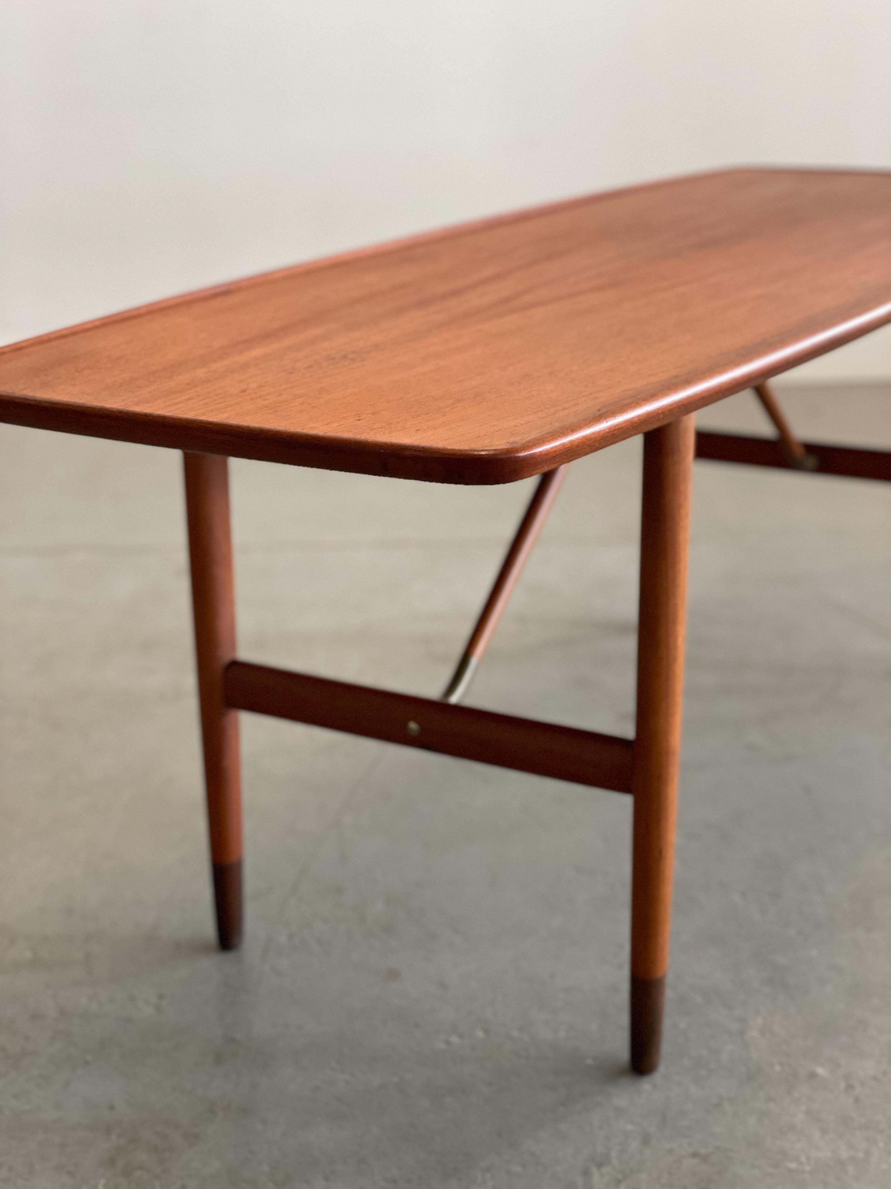 Laiton Table basse danoise en teck avec détails en laiton en vente