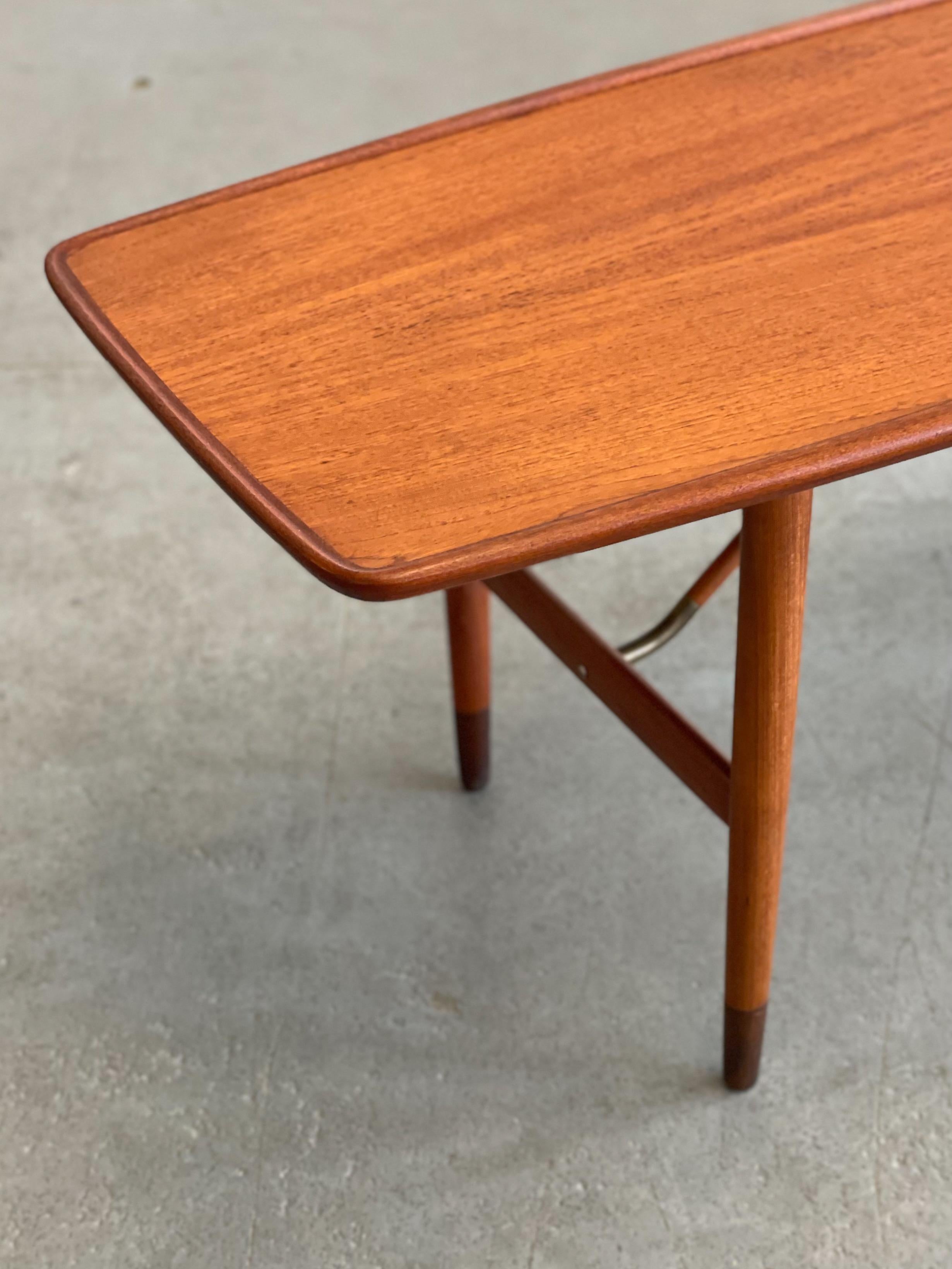 Table basse danoise en teck avec détails en laiton en vente 1