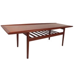 Dänischer teak-couchtisch mit regal by Grete Jalk