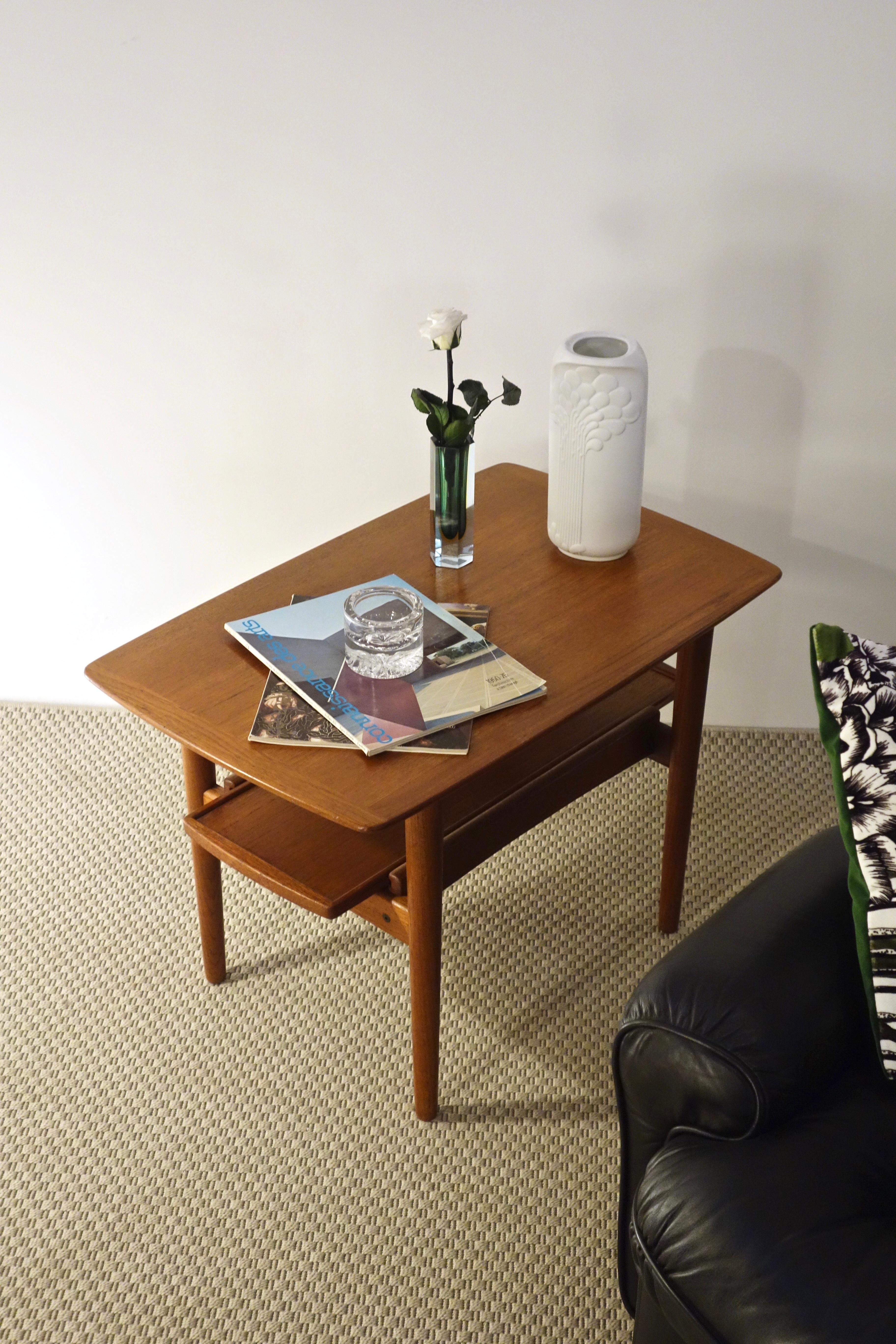 Scandinavian teak end table / coffee table signed Samcom. Danish manufacturing dating from the 1960's. The structure is in solid teak and the top of the 2 veneer tops
Stamped SAMCOM under the tray, this model is rare in this format with its