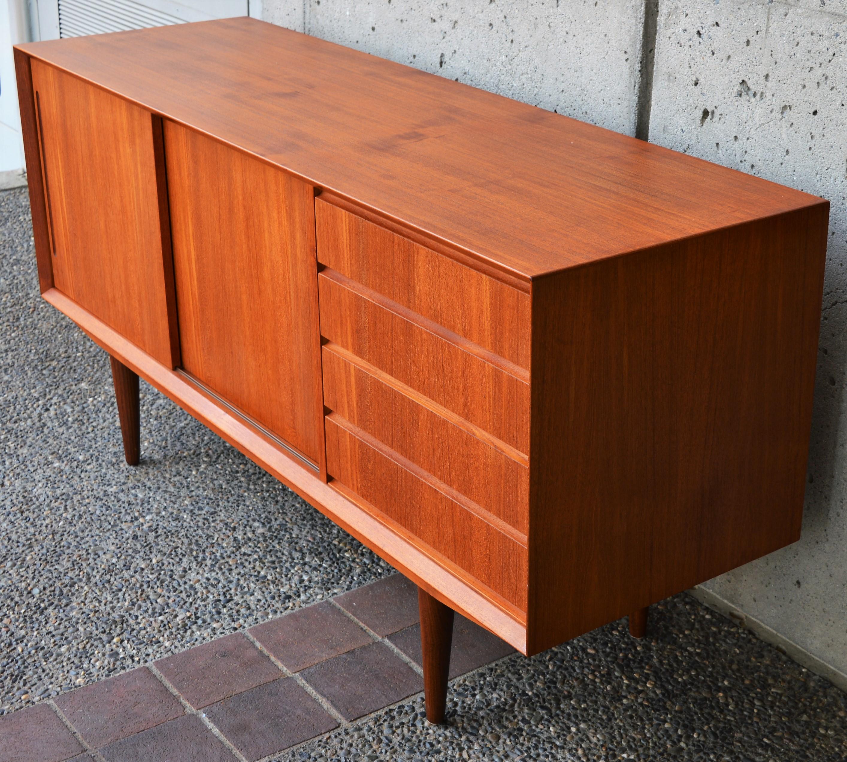 Danish Teak Compact Credenza with Left Bank of Drawers & Two Sliders, Alderslyst In Excellent Condition In New Westminster, British Columbia
