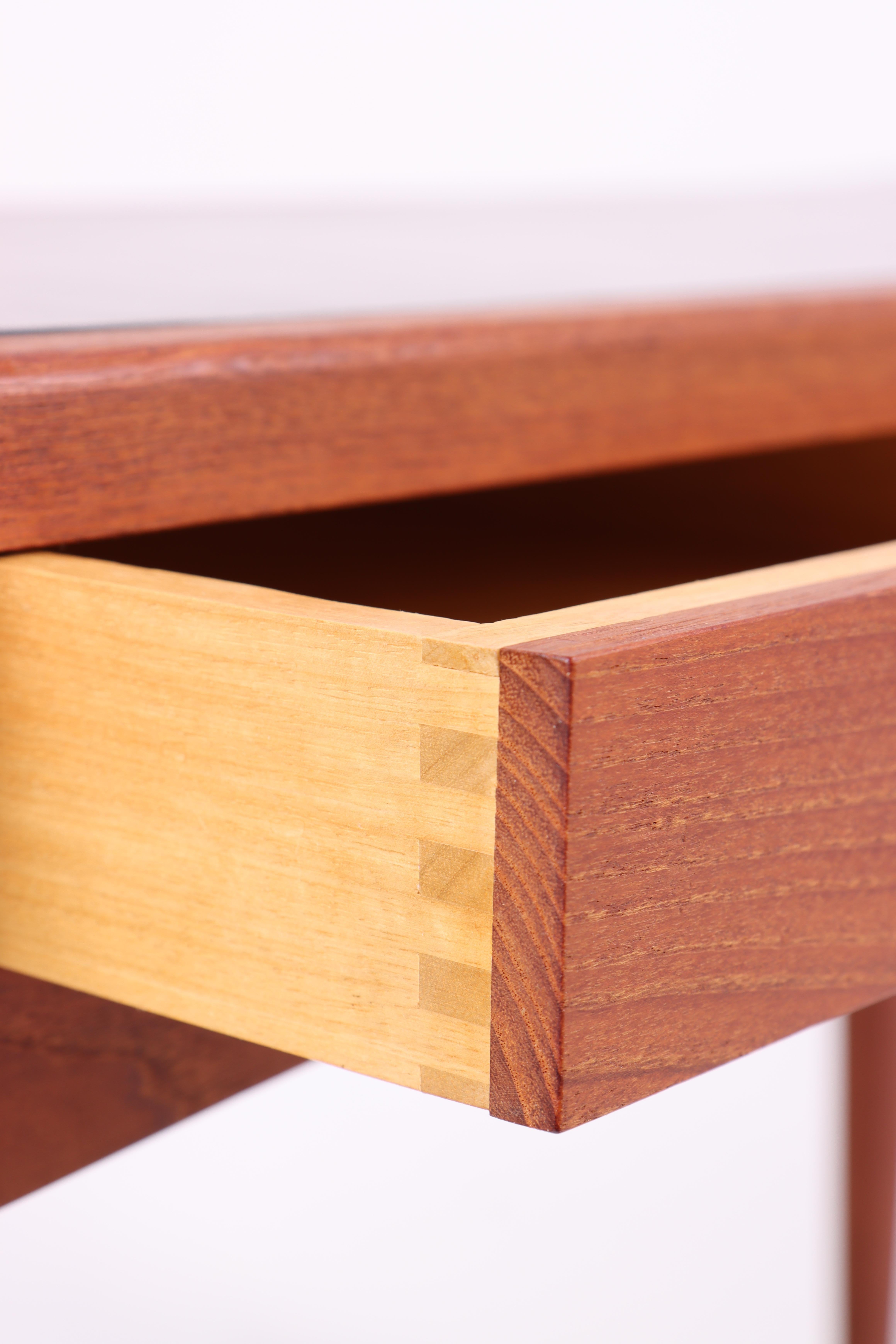 Danish Teak Console Table with Leather Top and Two Drawers in Minimalist Design Moderno de mediados de siglo en venta