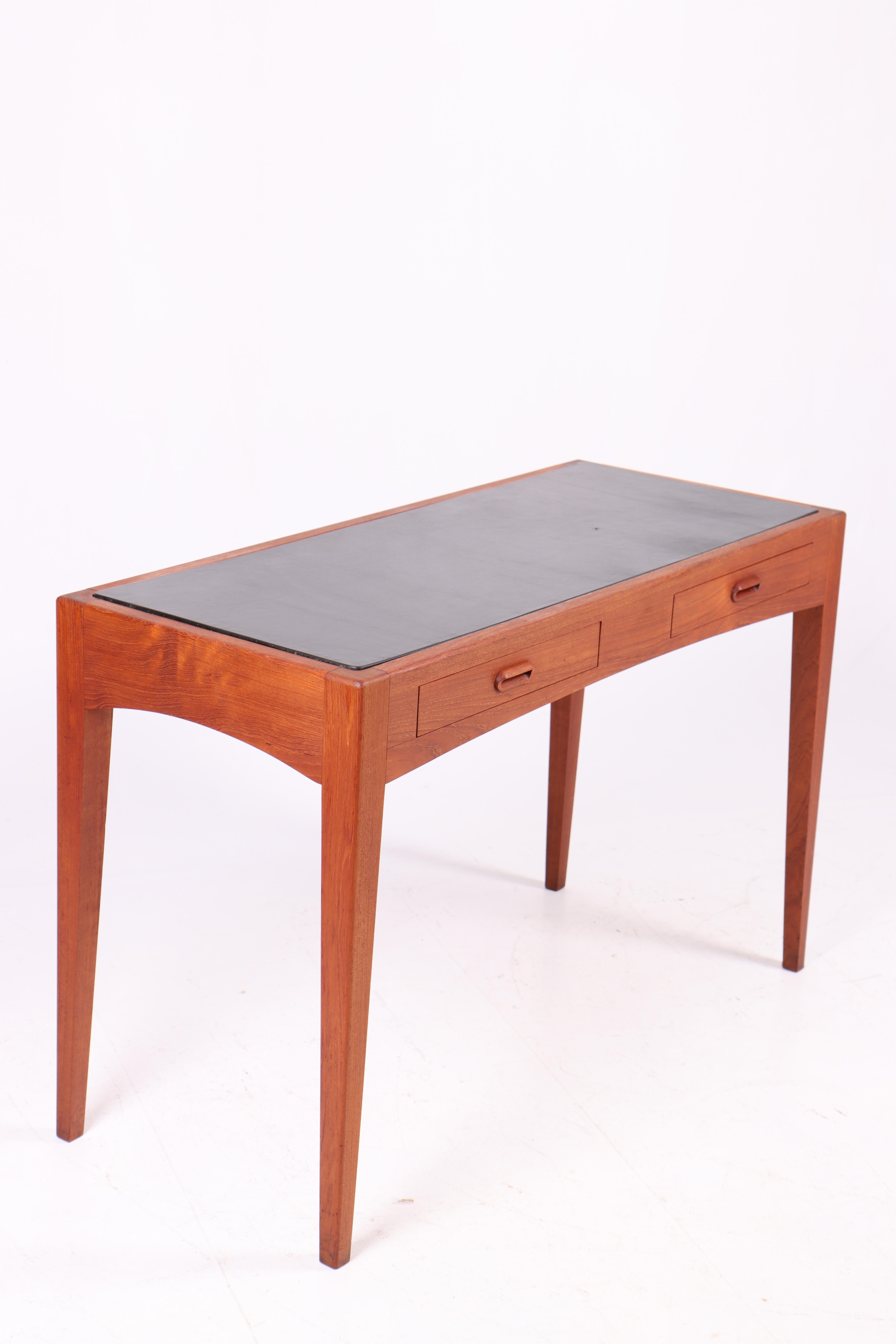 Danish Teak Console Table with Leather Top and Two Drawers in Minimalist Design Danés en venta