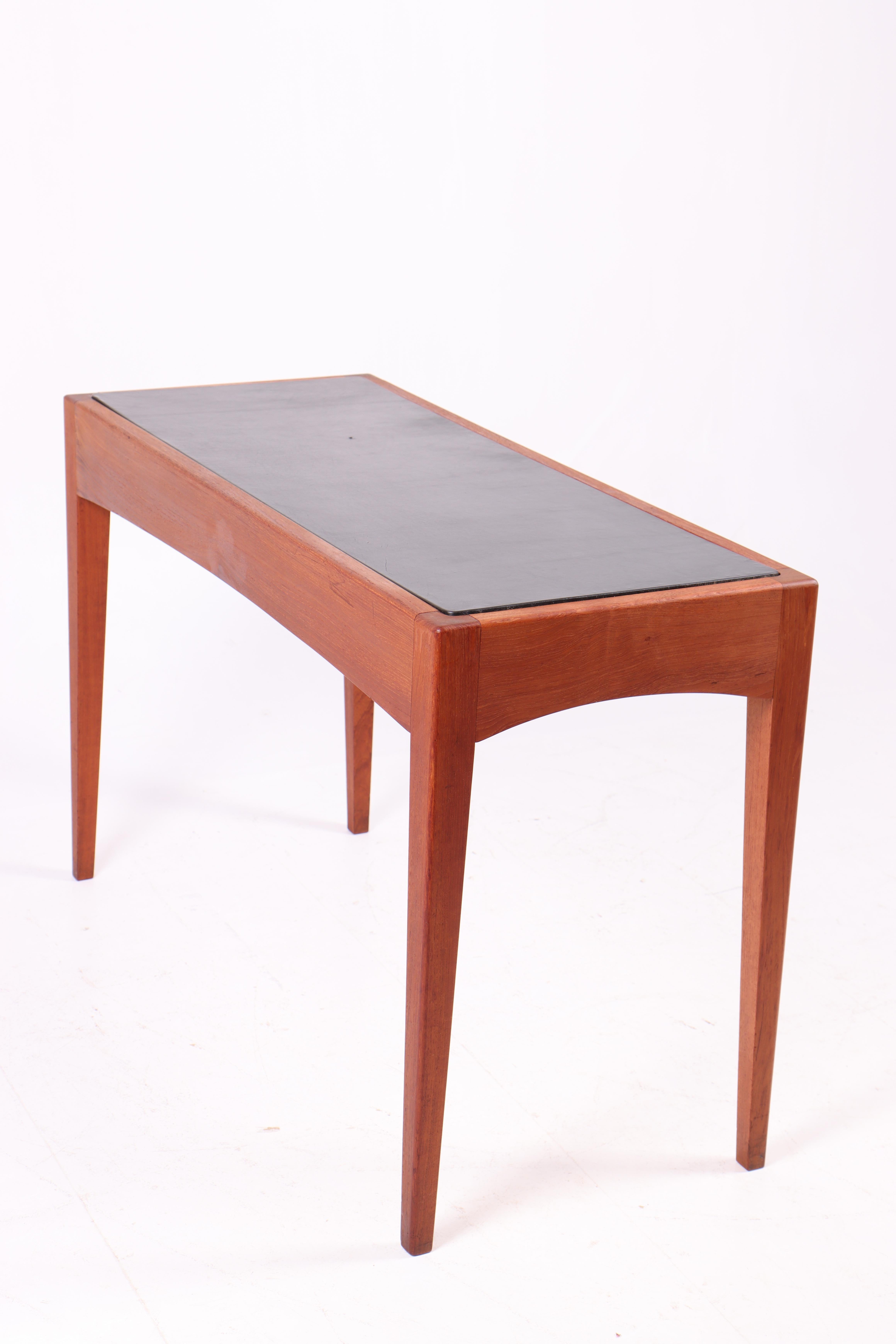 Danish Teak Console Table with Leather Top and Two Drawers in Minimalist Design mediados del siglo XX en venta