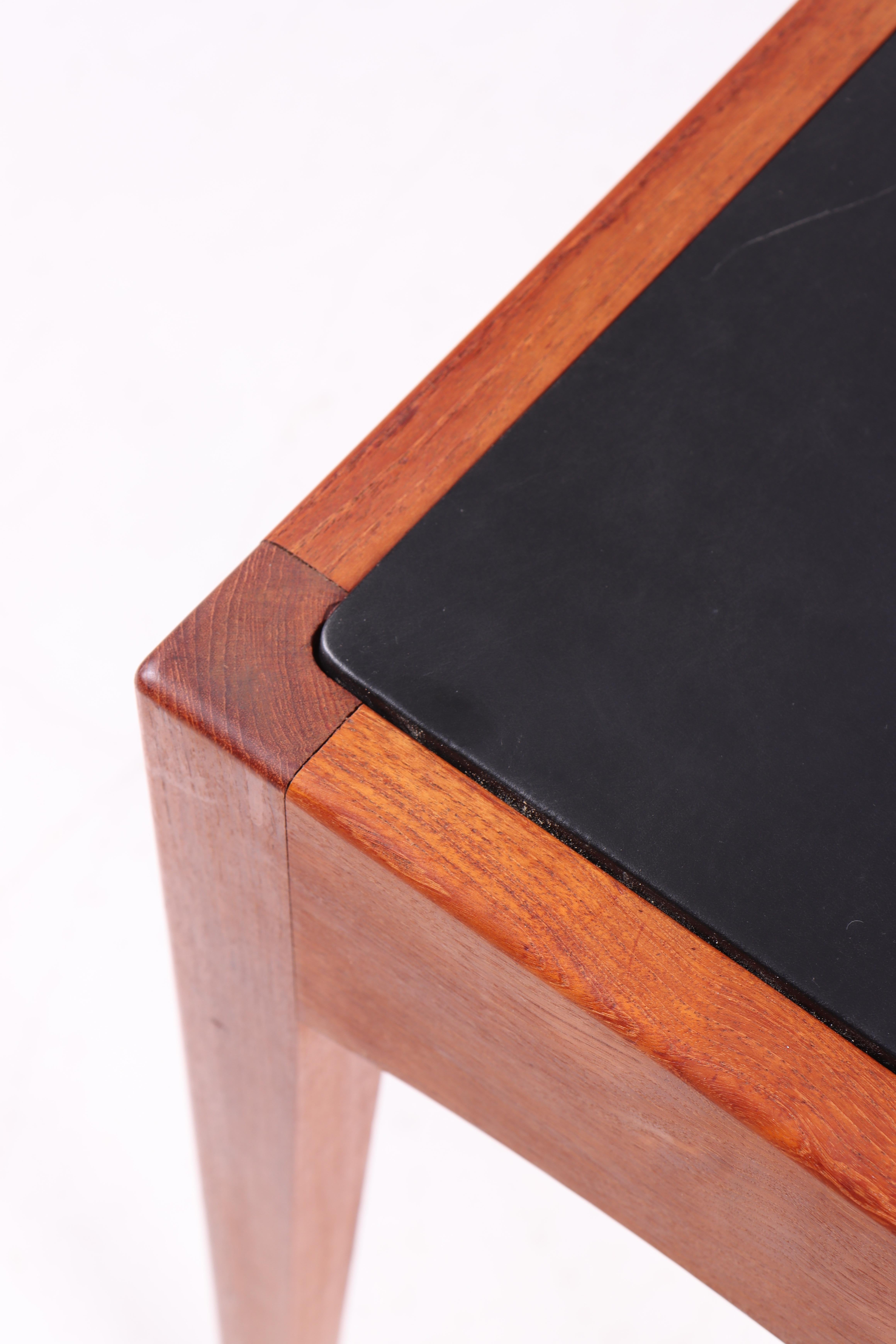 Danish Teak Console Table with Leather Top and Two Drawers in Minimalist Design Teca en venta