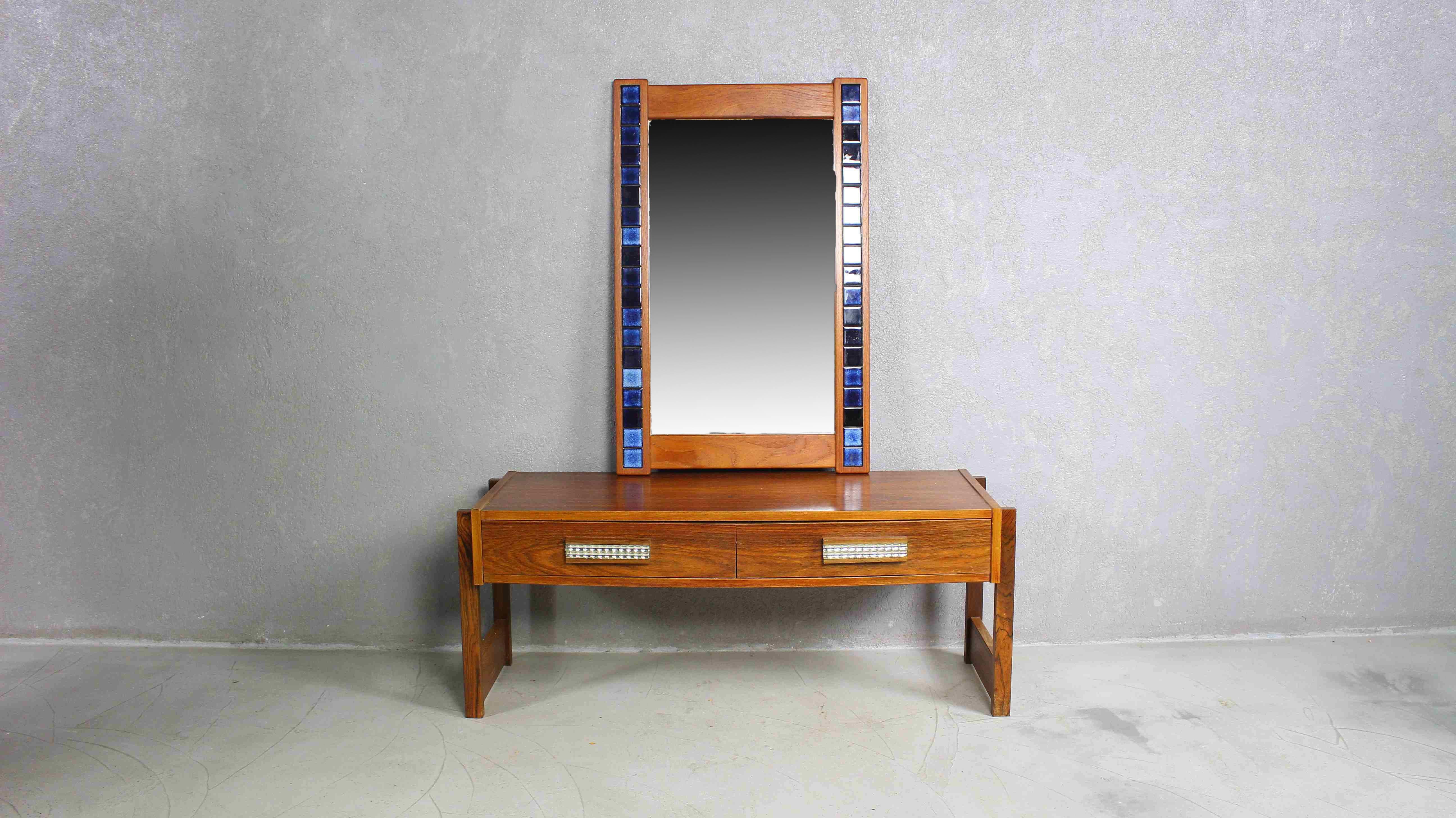 Danish teak console and mirror.
Made of mid century modern era.
Decorated with glass panels.