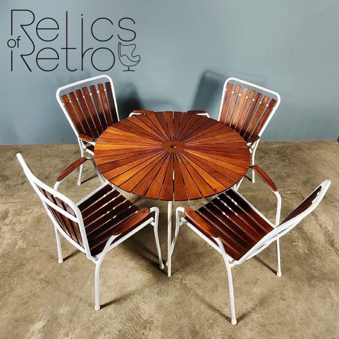 Nouveau stock ✅

Teck danois du milieu du siècle 4 chaises de jardin empilables et pliantes Sunburst by BKS

Ce magnifique ensemble de quatre chaises de jardin et d'une table à lattes en teck rayonnant est fabriqué au Danemark par BKS Daneline dans