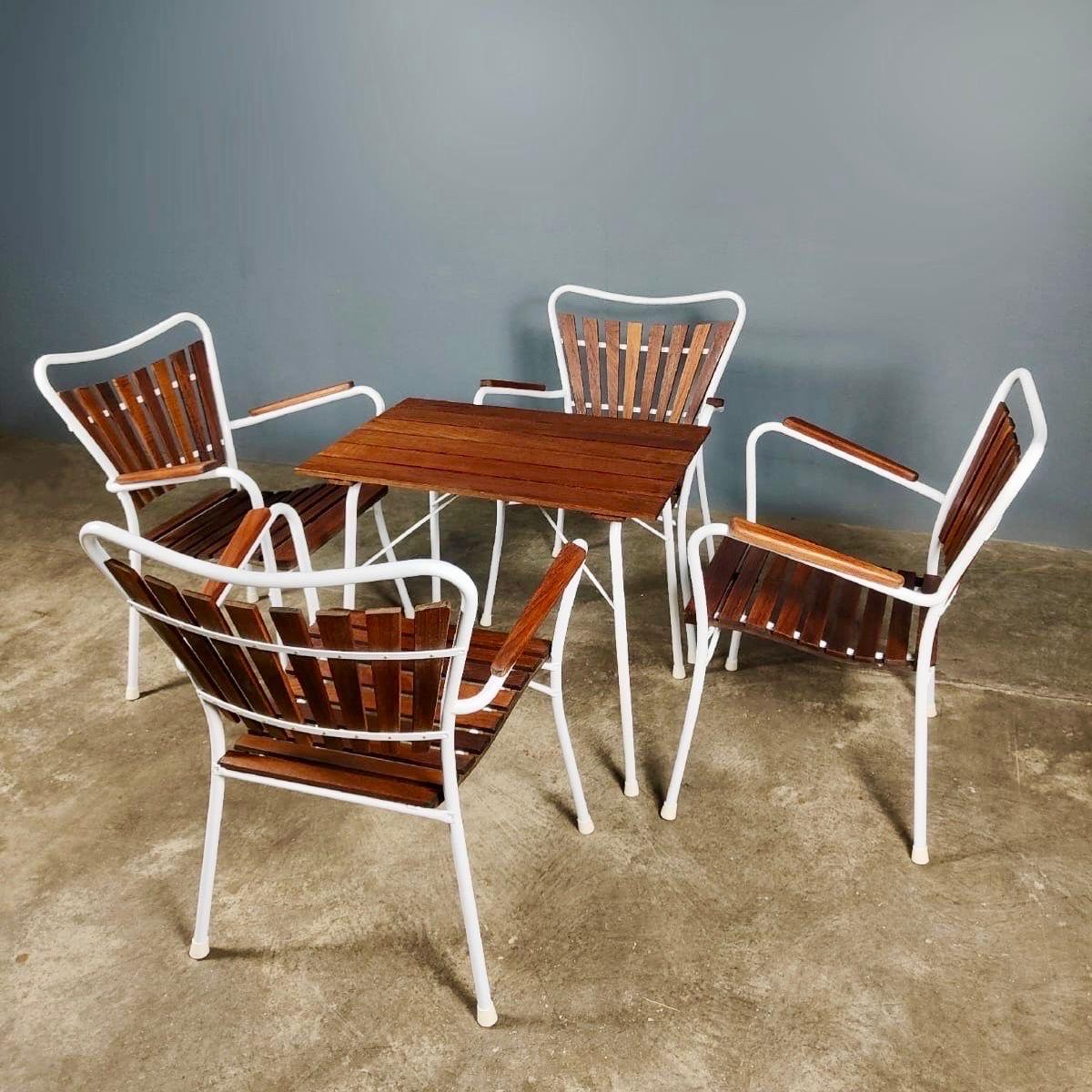 Nuevo Stock ✅

Teca danesa de mediados de siglo 4 sillas apilables de jardín y mesa plegable By Daneline BKS

Este maravilloso conjunto de cuatro sillas de jardín y hermosa mesa plegable de listones de teca está fabricado en Dinamarca, por BKS