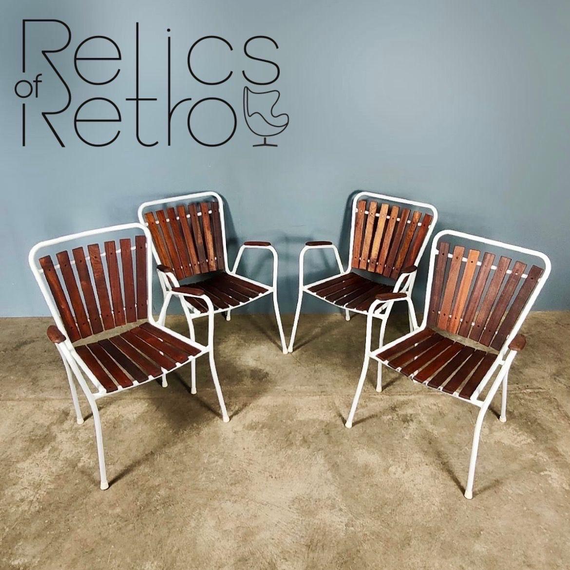 Mid-Century Modern Daneline BKS 4 chaises de jardin empilables et tables danoises vintage du milieu du siècle dernier
