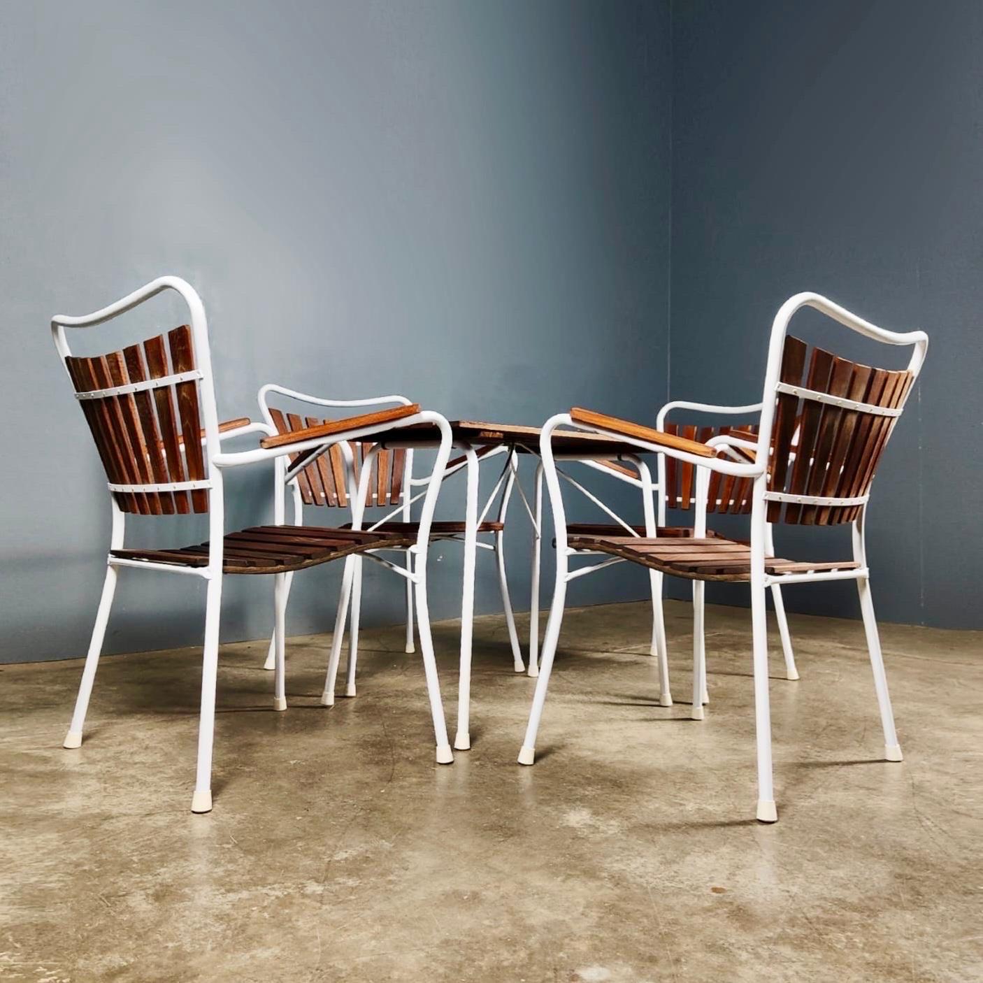 Daneline BKS 4 sillas y mesa apilables de jardín Mid Century Vintage Moderno de mediados de siglo en venta