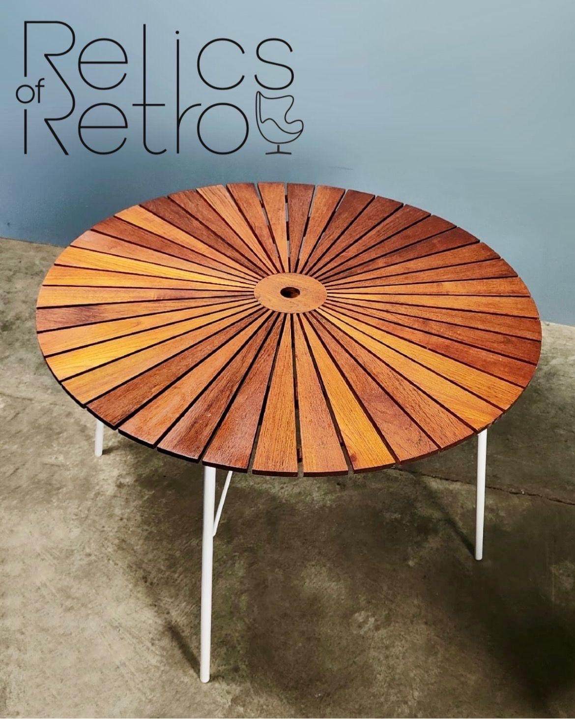 Milieu du XXe siècle Daneline BKS 4 chaises de jardin empilables et tables danoises vintage du milieu du siècle dernier