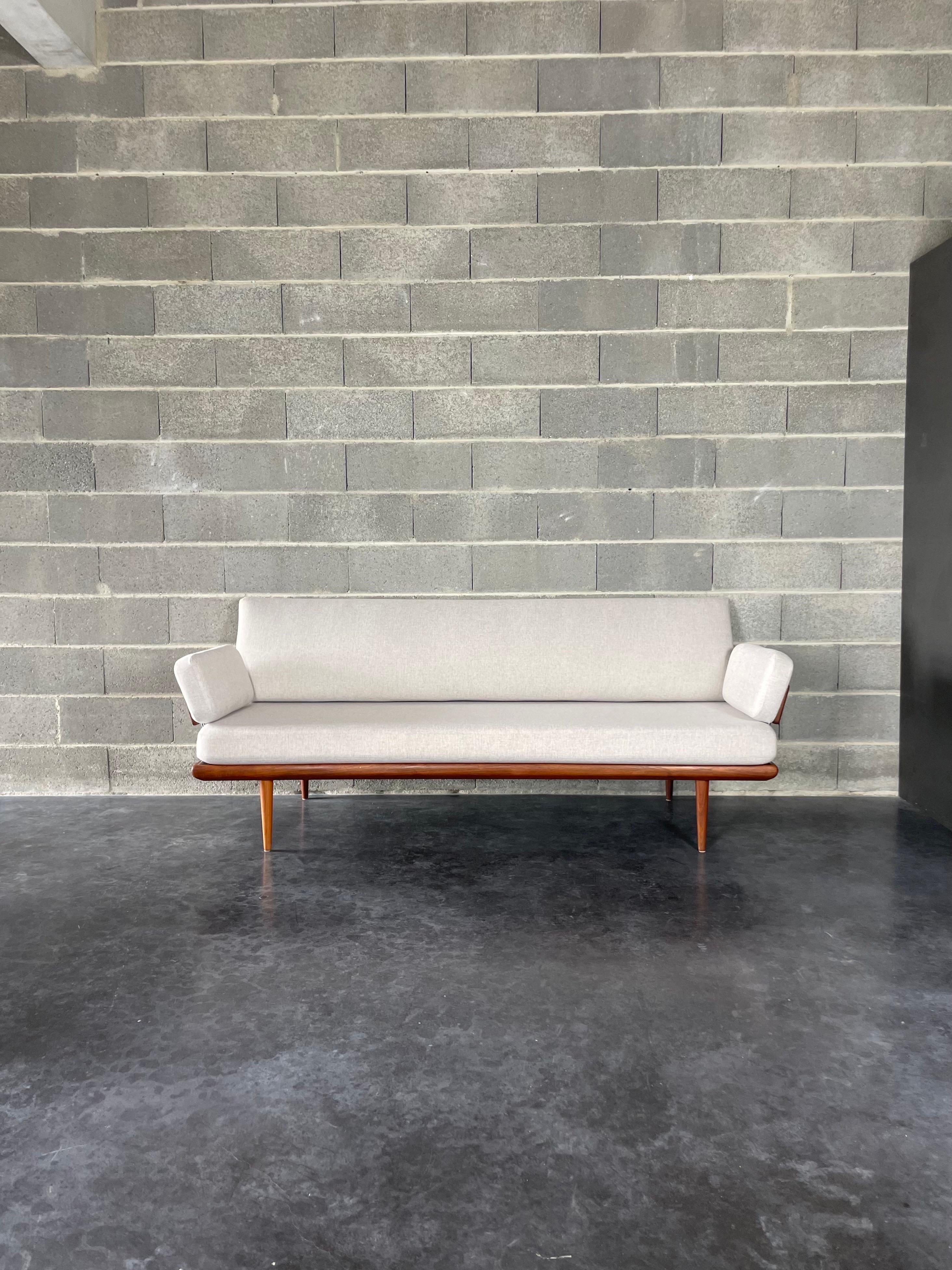 3-Sitzer-Sofa und Daybed aus der Mitte des Jahrhunderts, entworfen von den dänischen Architekten Peter Hvidt & Orla Mølgaard Nielsen. Produziert in Dänemark von France & Daverkosen in den 1950er Jahren.
Dieses Modell Minerva gehört zu den