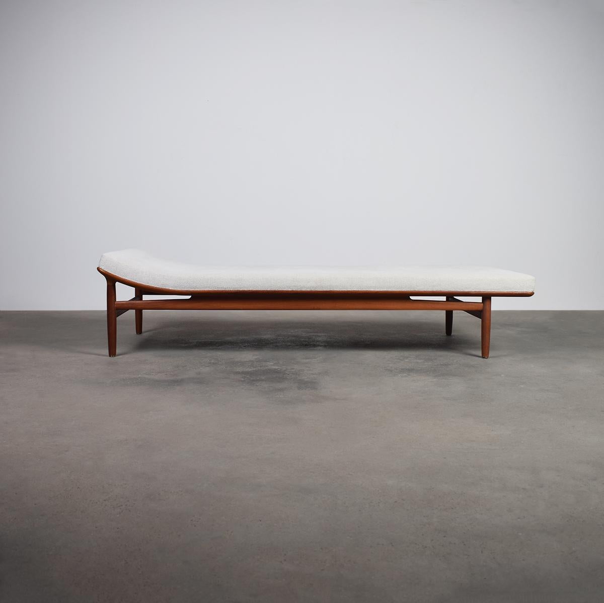 Il daybed Model 311 di Kurt Østervig per Jason Møbler è la quintessenza del design danese della metà del secolo scorso. Progettato negli anni '50, questo pezzo combina la funzionalità con un'estetica pulita e minimalista, caratteristiche del lavoro