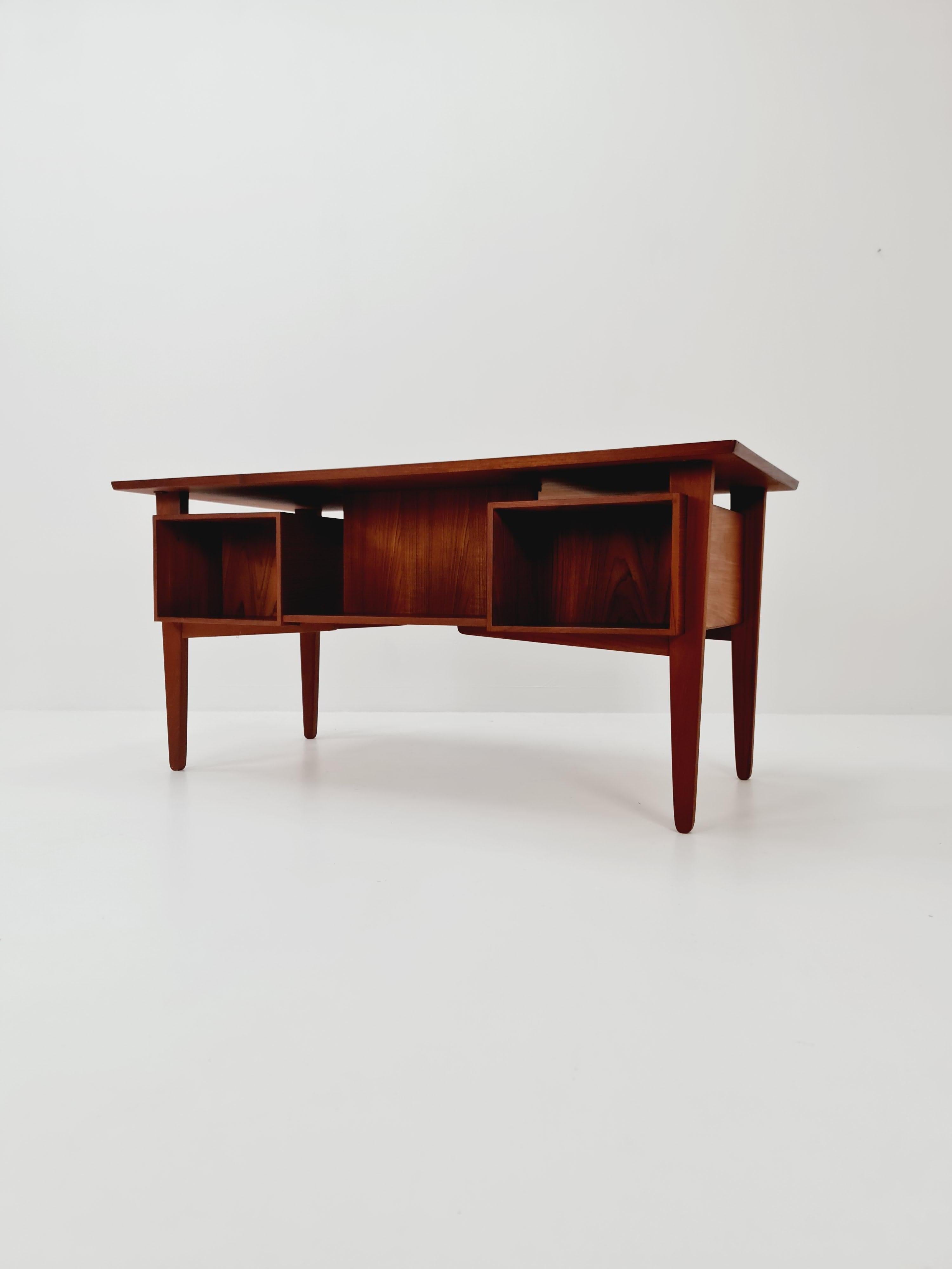 Scrivania danese in teak di Henning Jorgensen per Fredericia Denmark, anni '60 in vendita 5