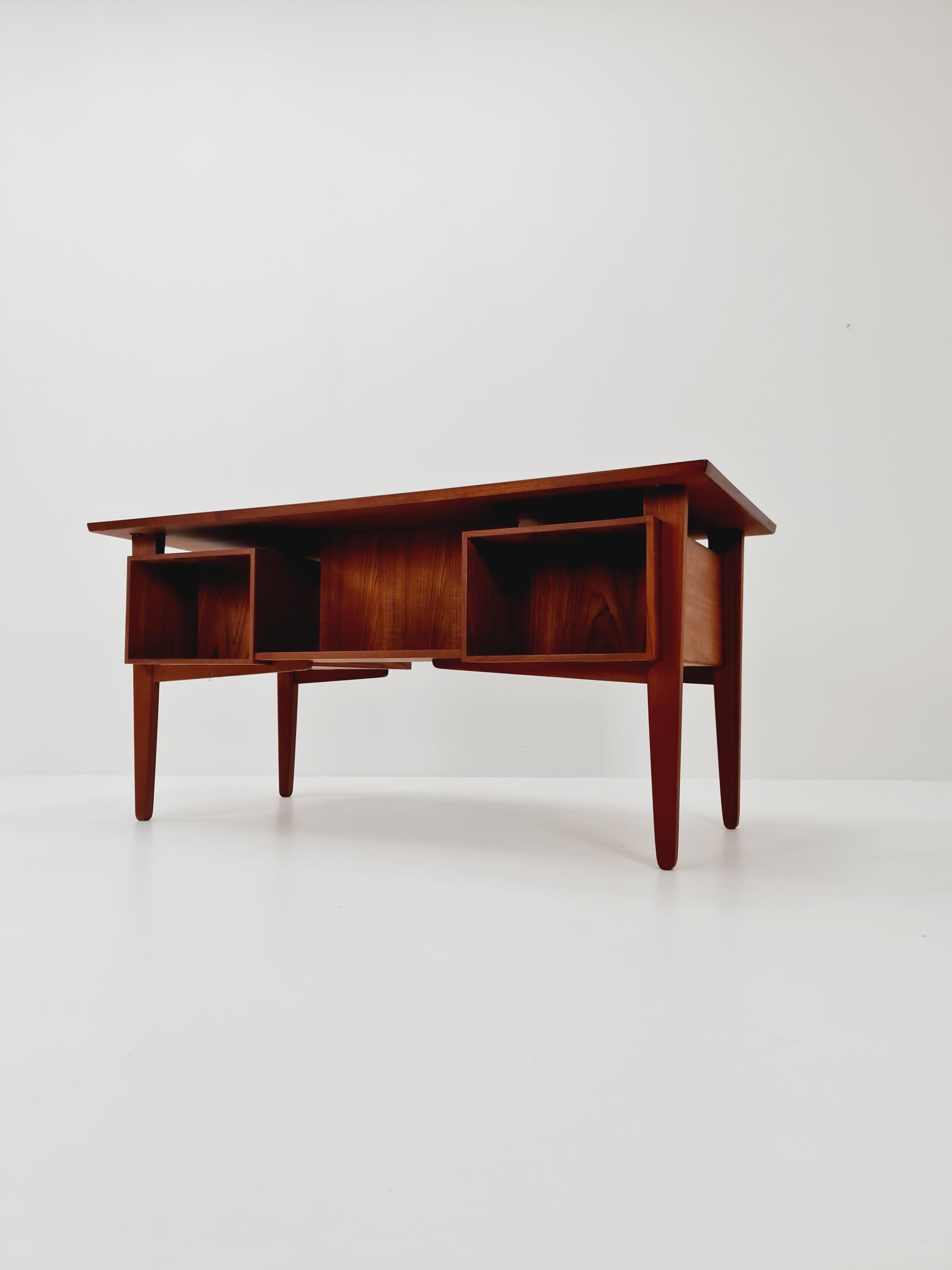 Scrivania danese in teak di Henning Jorgensen per Fredericia Denmark, anni '60 in vendita 6