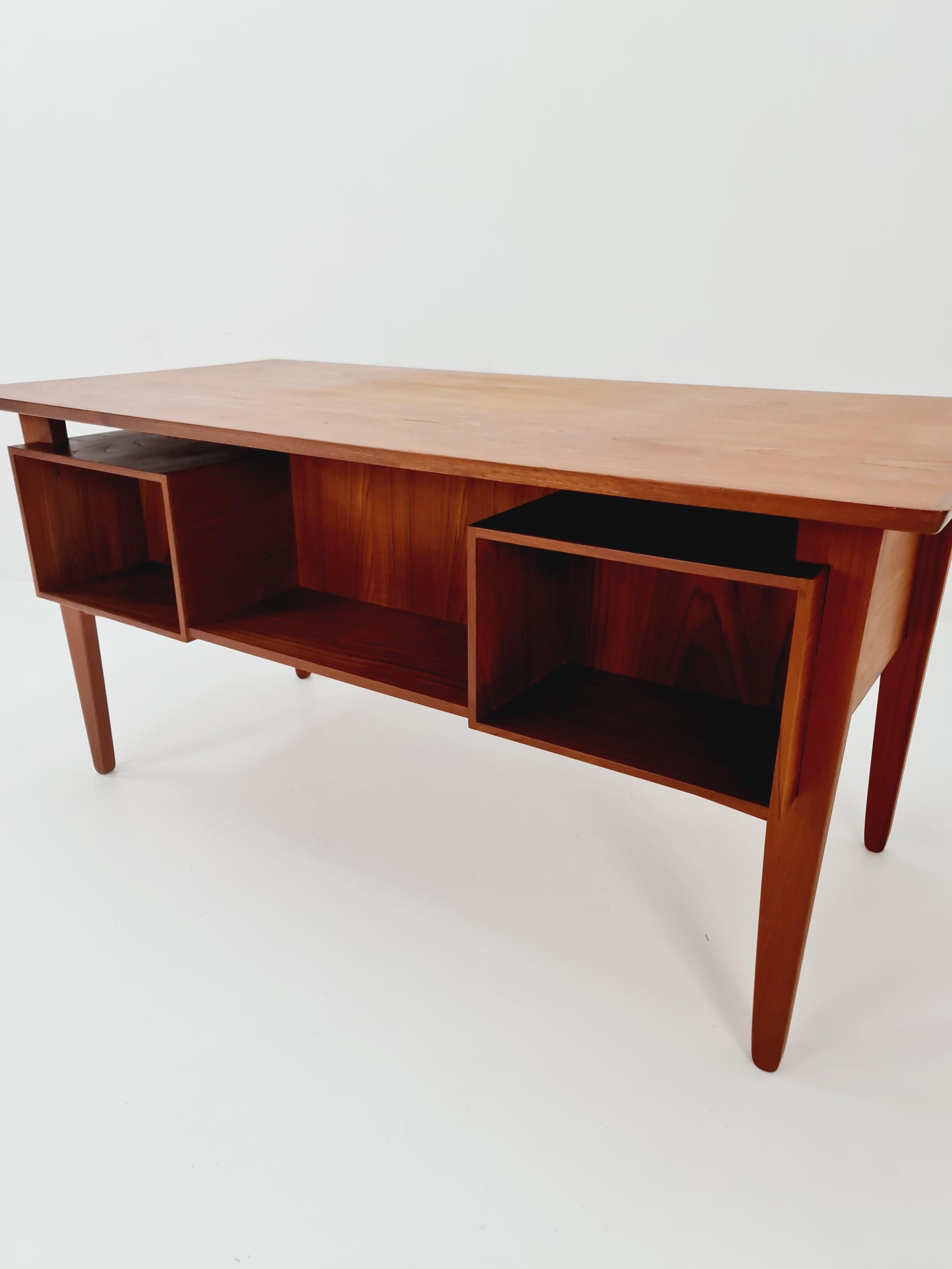 Scrivania danese in teak di Henning Jorgensen per Fredericia Denmark, anni '60 in vendita 7
