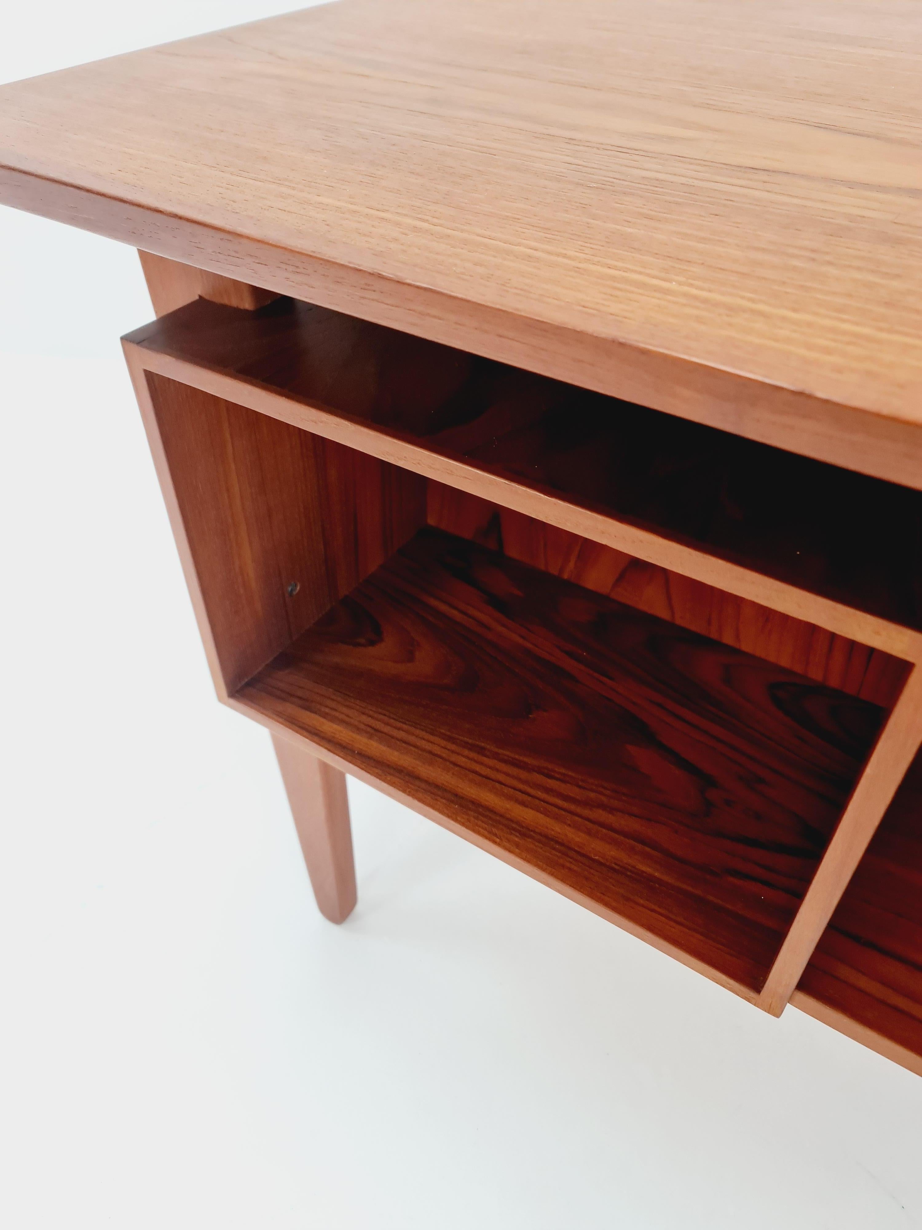 Scrivania danese in teak di Henning Jorgensen per Fredericia Denmark, anni '60 in vendita 9