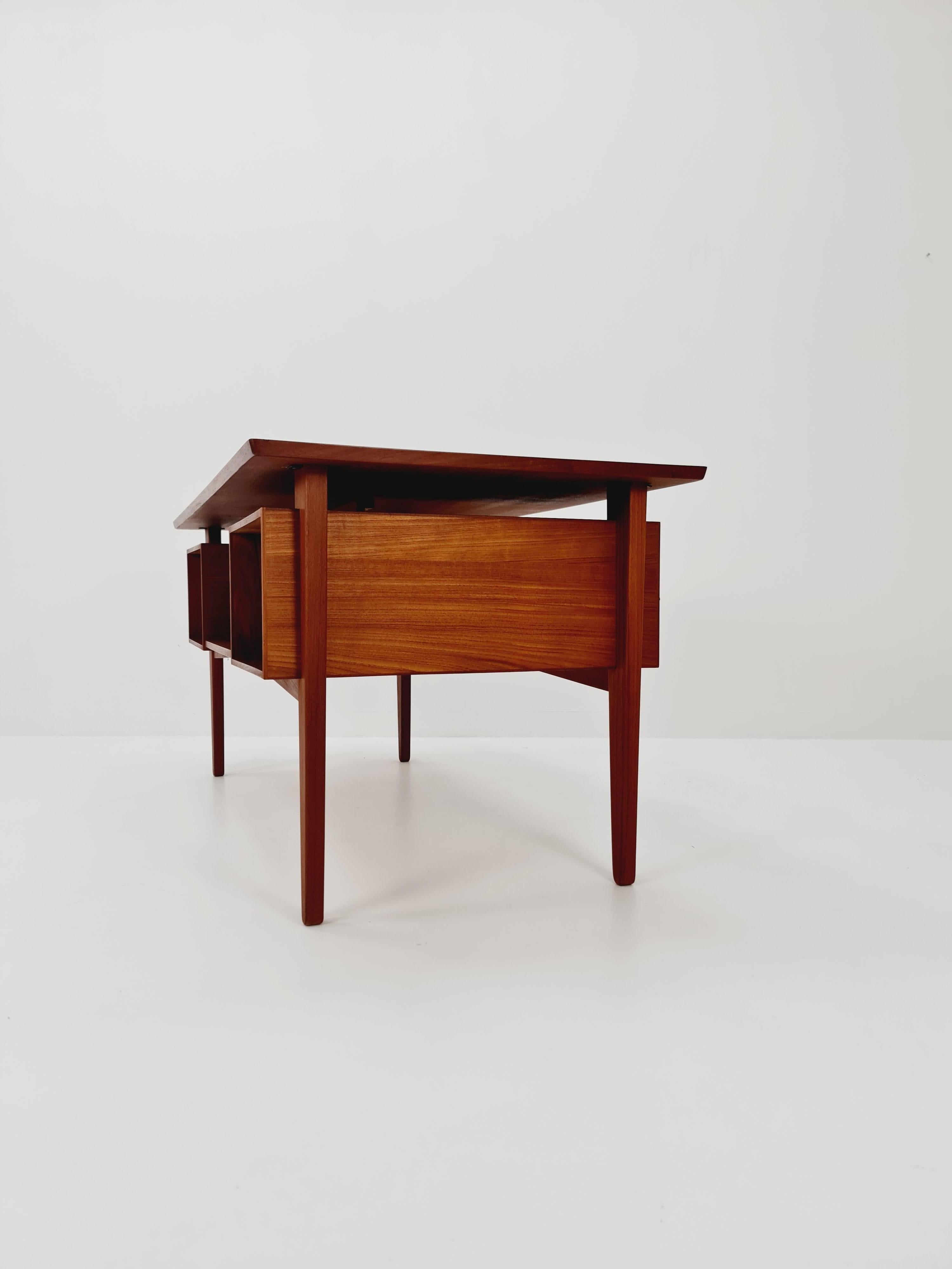 Scrivania danese in teak di Henning Jorgensen per Fredericia Denmark, anni '60 in vendita 11
