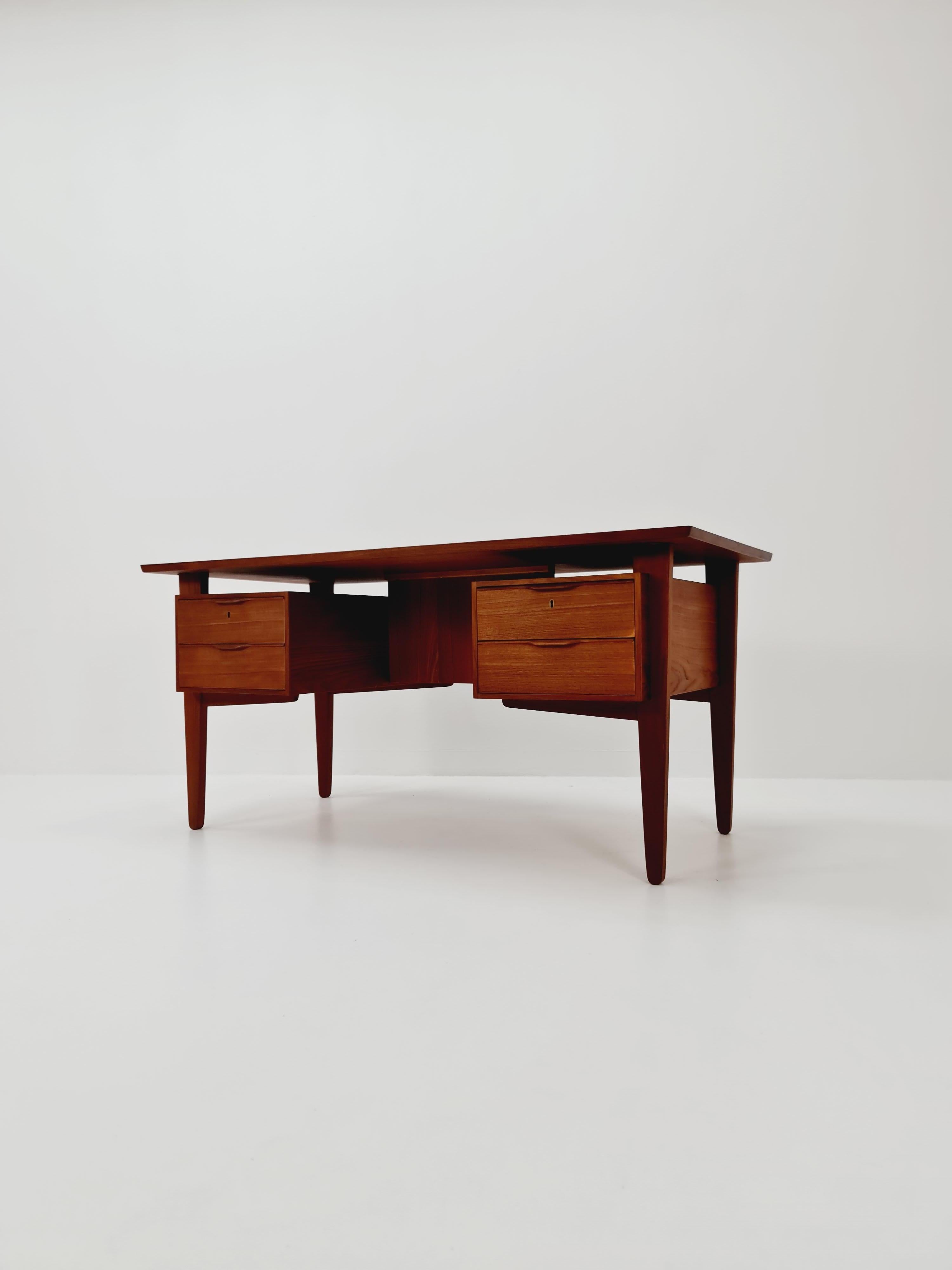 Scrivania danese in teak di Henning Jorgensen per Fredericia Denmark, anni '60

Dimensioni: 
75 D. A. x 150  L x 75 H. cm

È in buone condizioni d'epoca, tuttavia, come per tutti gli articoli d'epoca, è lecito aspettarsi qualche piccolo segno di
