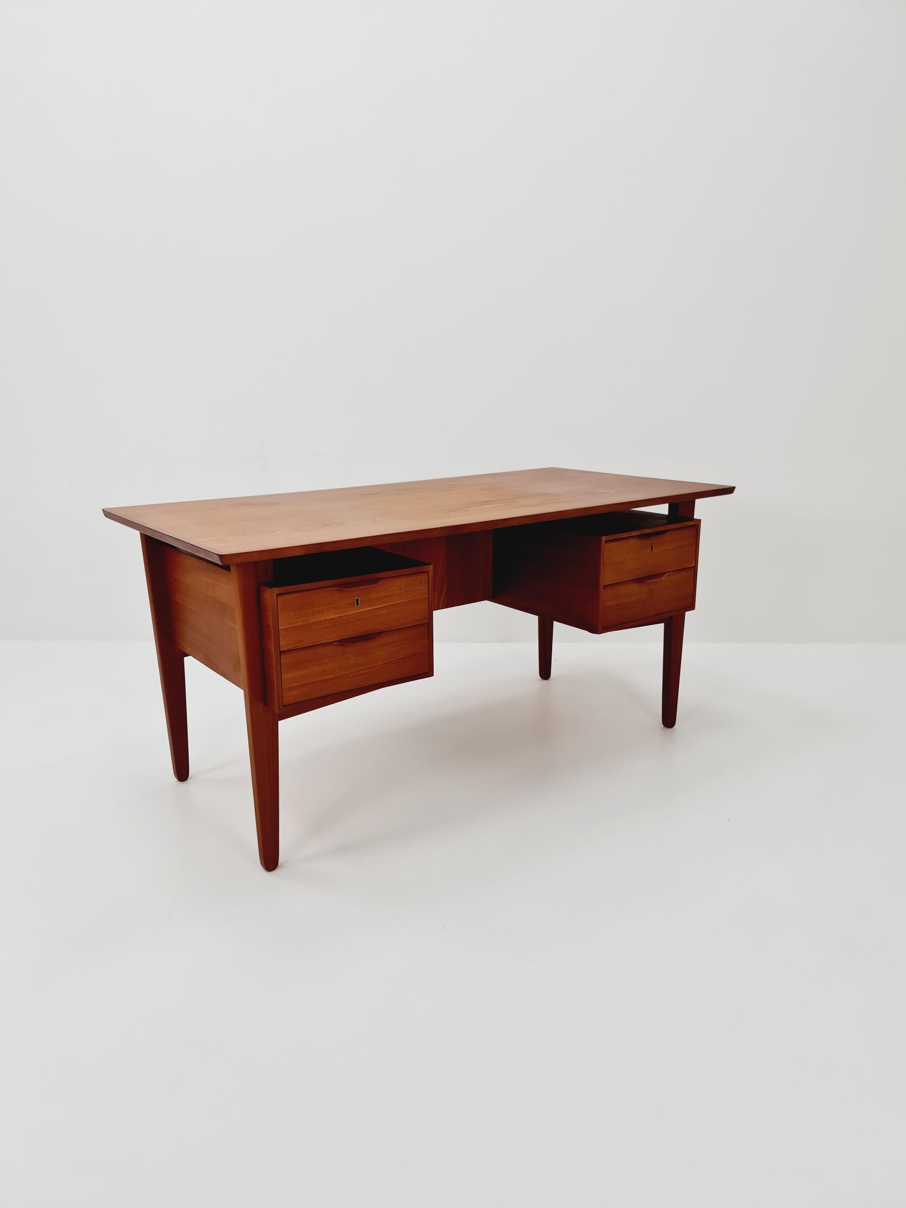 Metà XX secolo Scrivania danese in teak di Henning Jorgensen per Fredericia Denmark, anni '60 in vendita