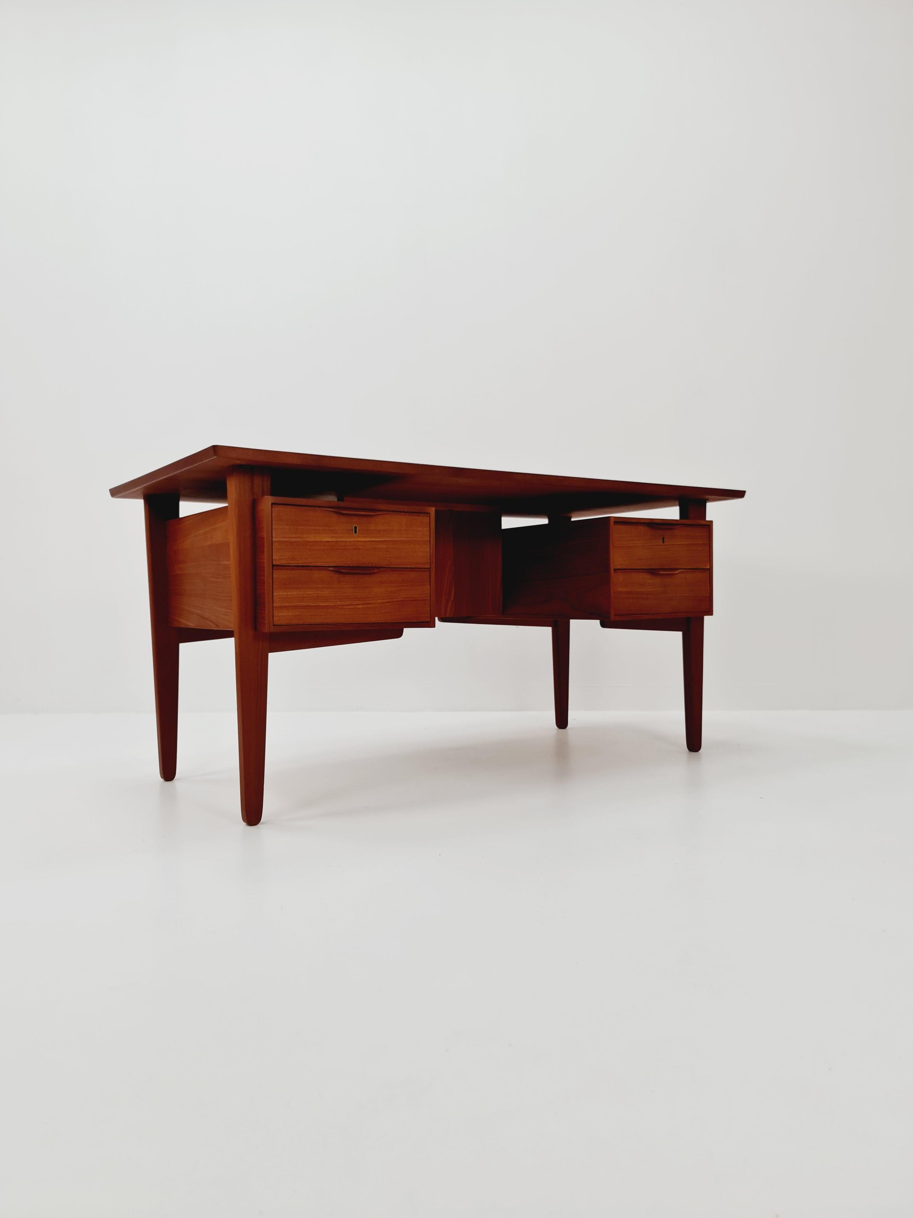 Teak Scrivania danese in teak di Henning Jorgensen per Fredericia Denmark, anni '60 in vendita